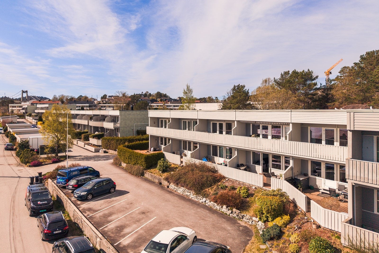 På fremsiden av sameiet finner man rikelig med parkering på fellesplassen. Galleribilde
