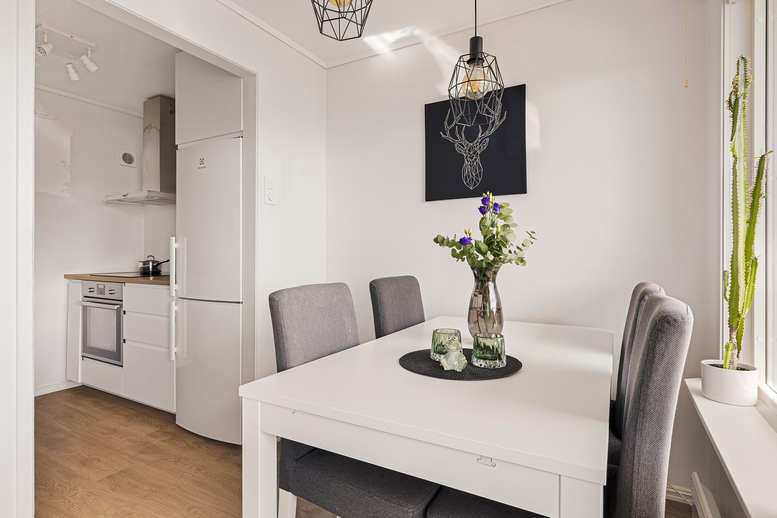 Videre fra stuen kommer man til boligens kjøkken. Galleribilde