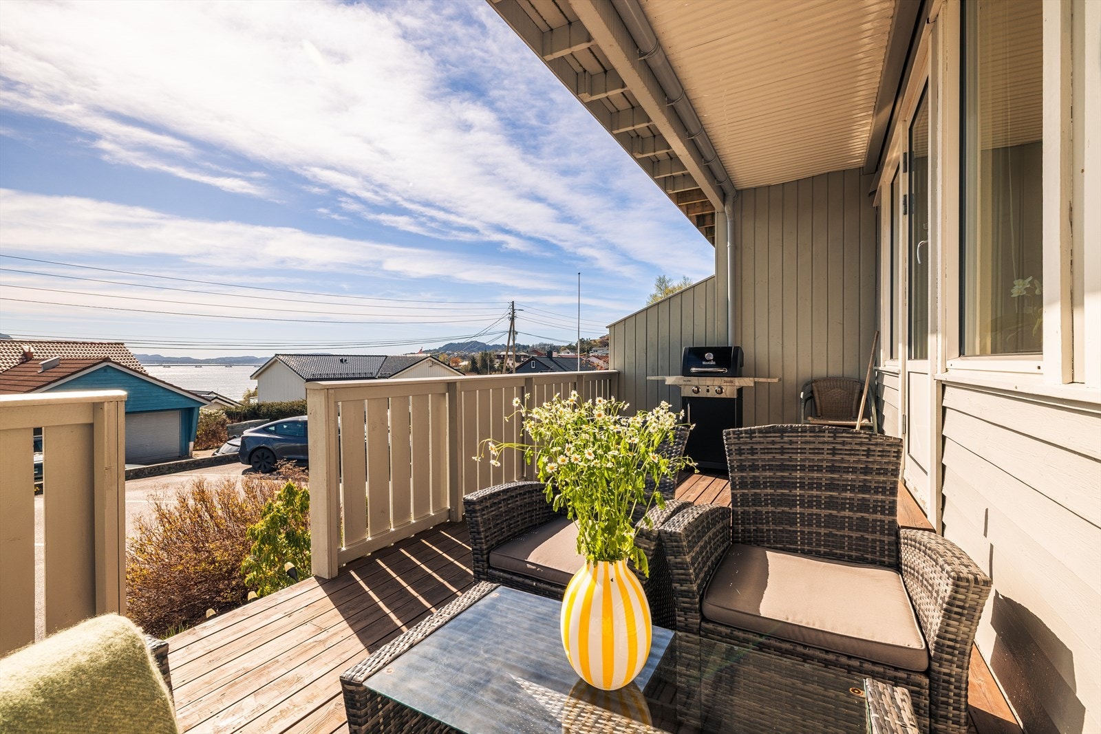 Fra stuen er det tilkomst til boligens terrasse, som måler imponerende 16m². Galleribilde