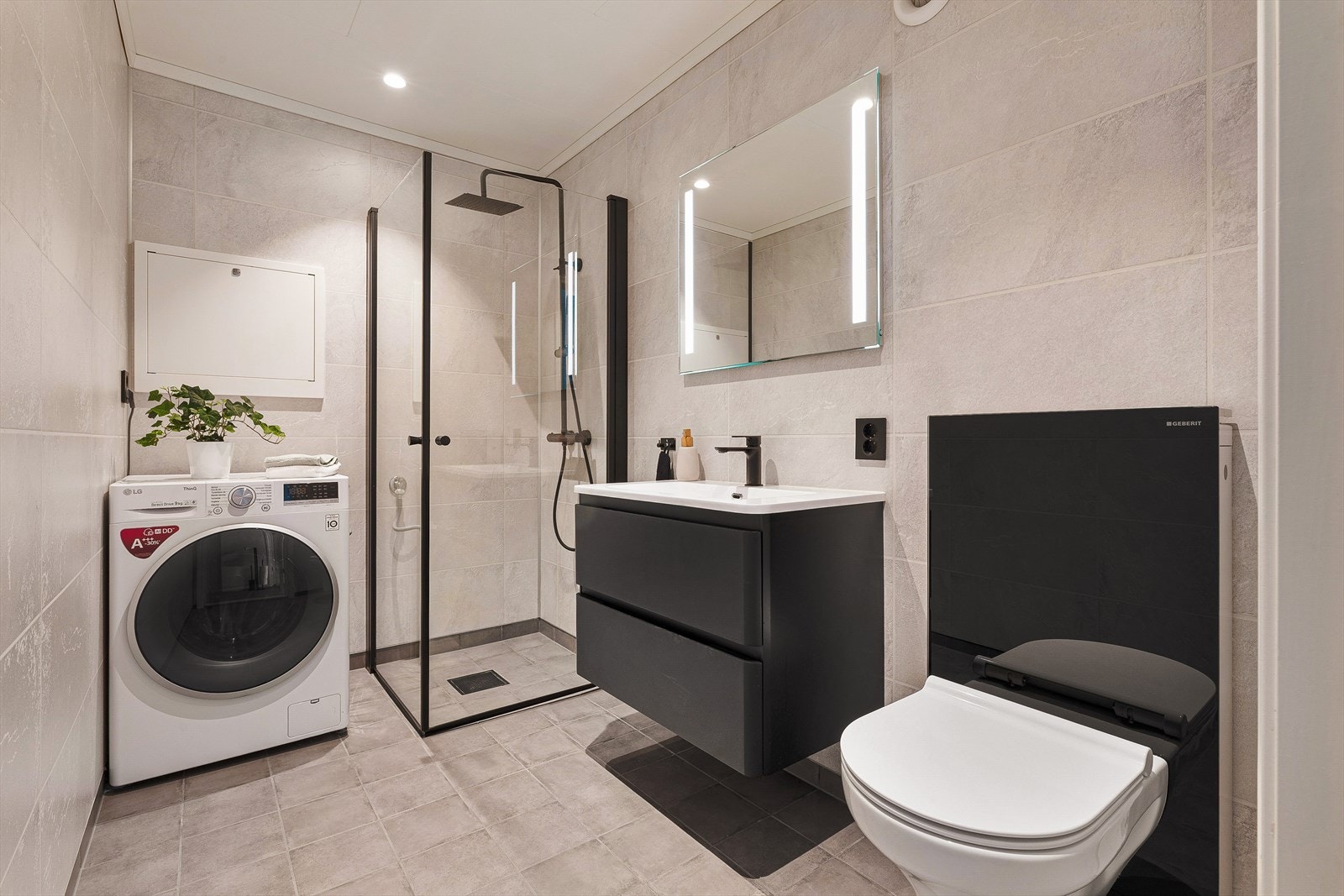 Like ved soverommene finner man Boligens bad. Badet er meget påkostet og ble oppusset i 2020, rommer 4,4m² og er ustyrt med lekre detaljer. Galleribilde