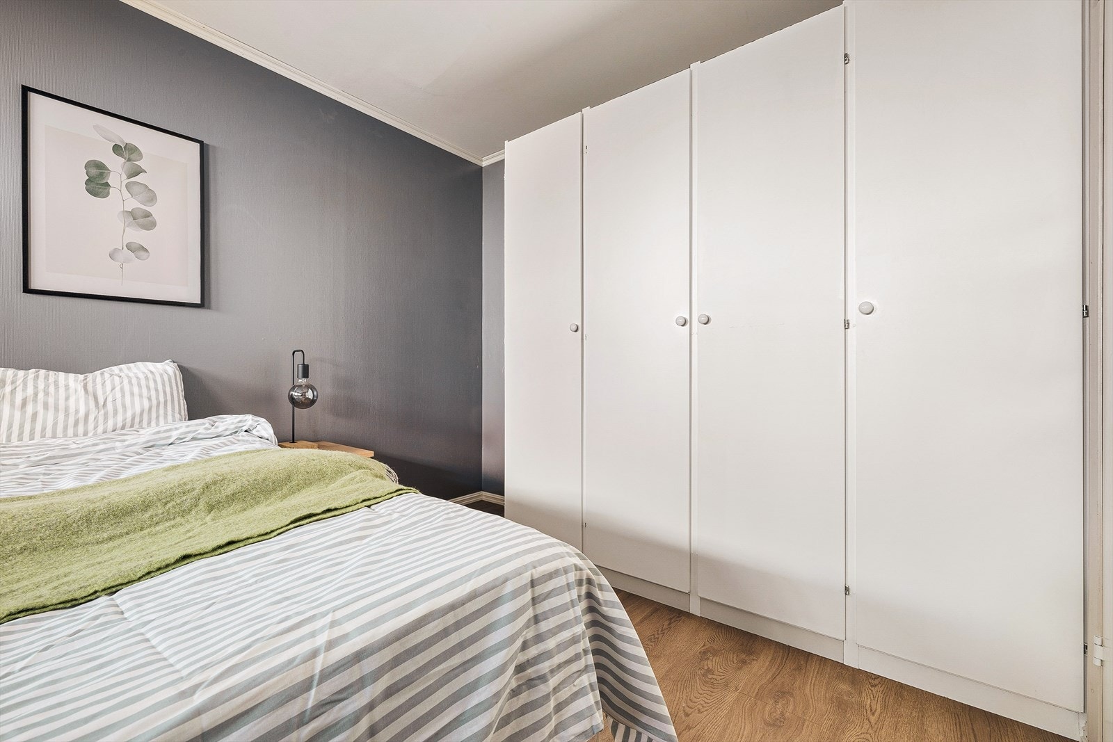 Soverommet måler 11,4m² og er utstyrt med en stor garderobeløsning som gir deg god plass til å lagre alle klær en måtte ha. Galleribilde