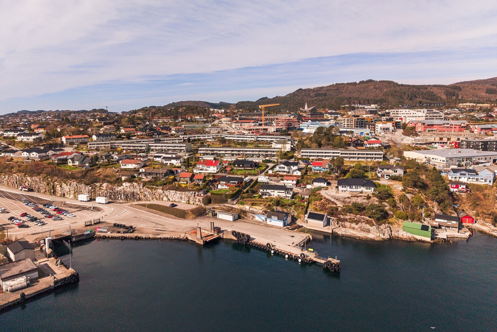 Her bor du sentralt i Knarvik, og har umiddelbar tilgang til alt en trenger i hverdagen. Galleribilde