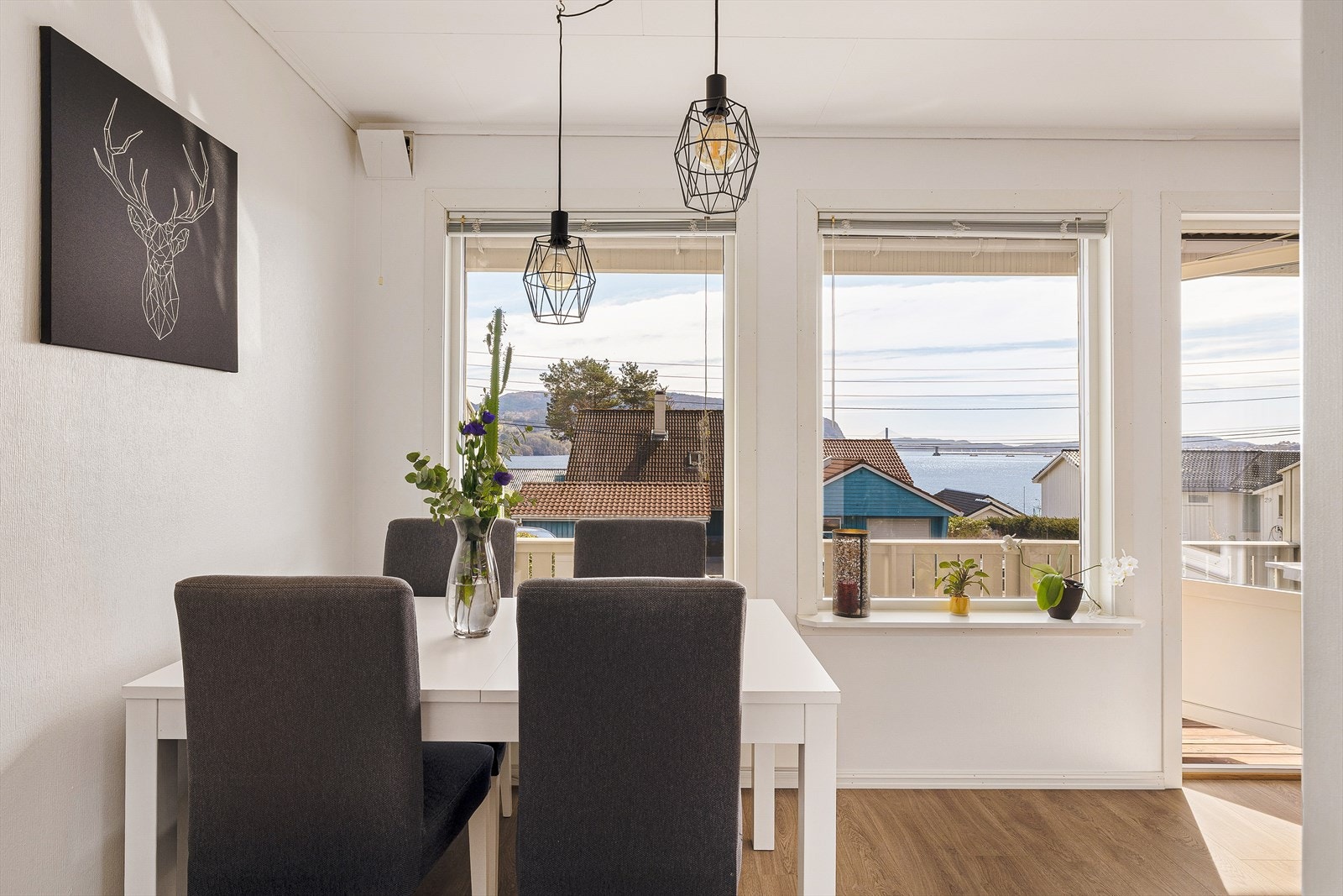 De store vinduene slipper inn rikelig med lys, og lar deg virkelig skue ut over fjorden. Galleribilde