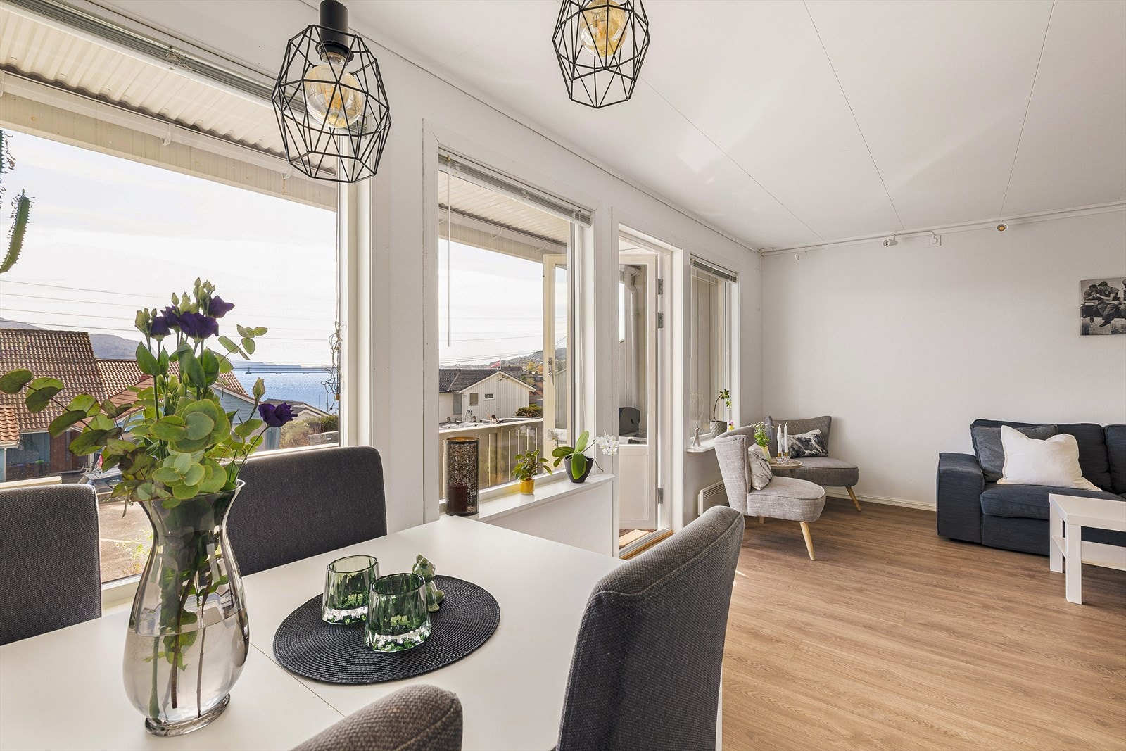 Her er det også mulig å innrede med spisegruppe, hvor man kan sitte og nyte utsikten utover fjorden. Galleribilde