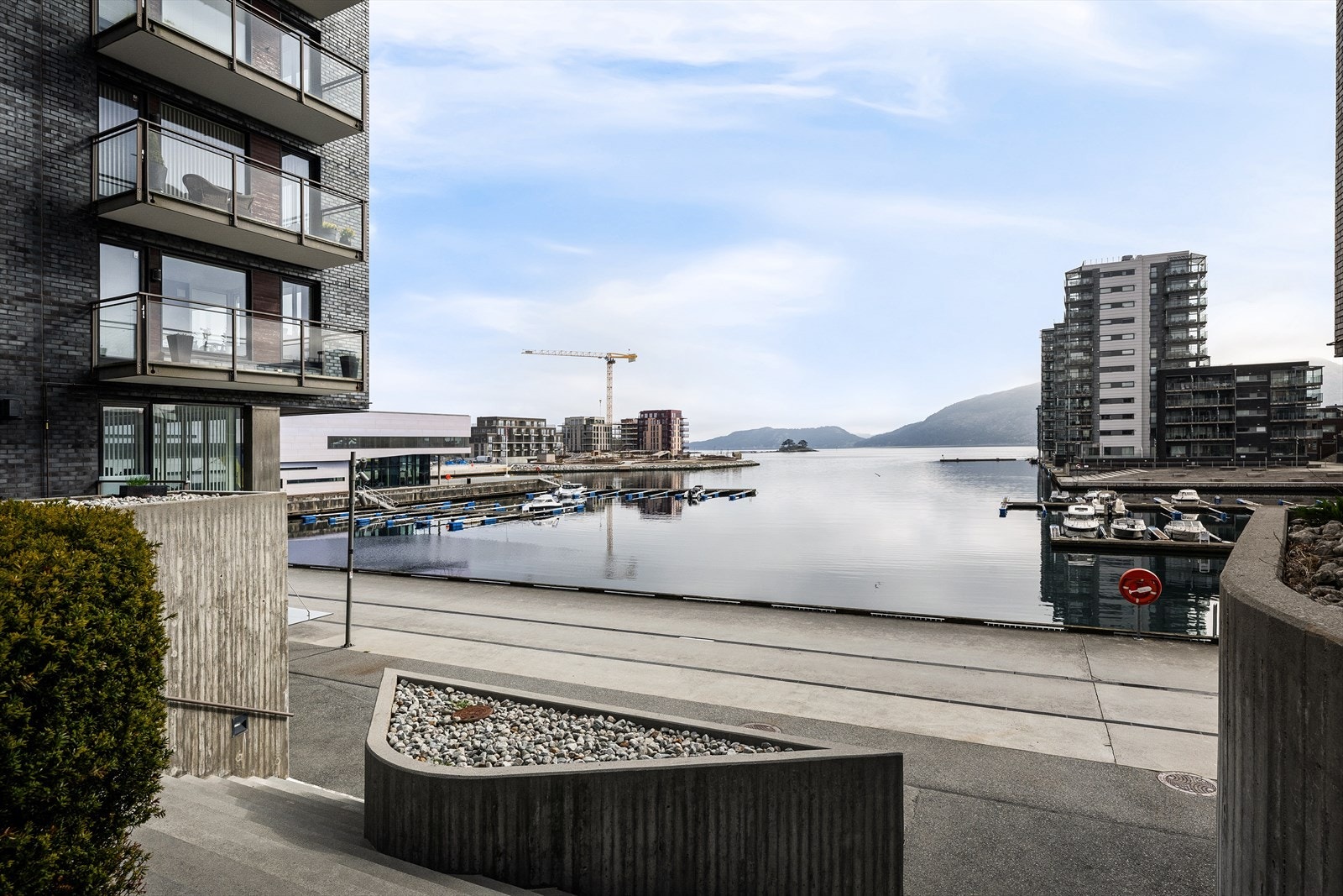 Fra leiligheten er det kort vei til bryggeanlegg og turområder langs vannet. Galleribilde