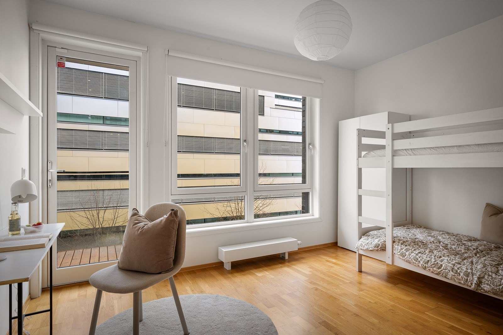 Soverommet har utgang til egen balkong, og oppvarming via vannbåren radiator. Galleribilde