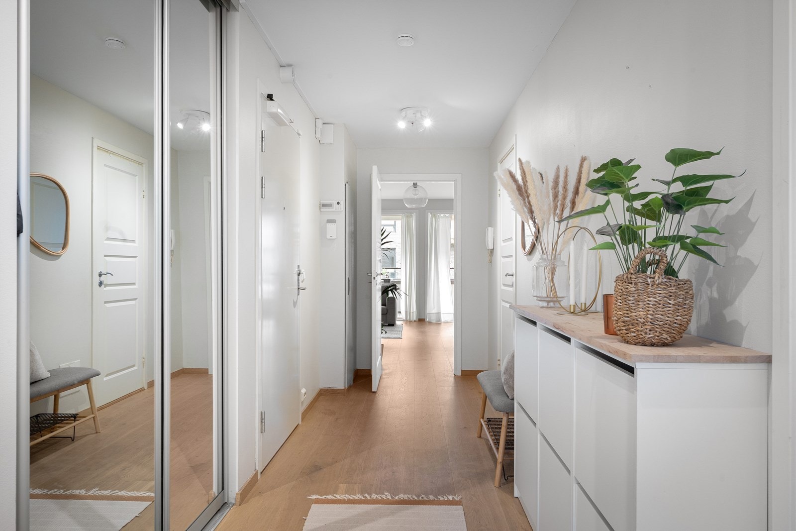 Romslig entré med parkett på gulv og god plass til oppbevaring i skyvedørsgarderobe. Galleribilde