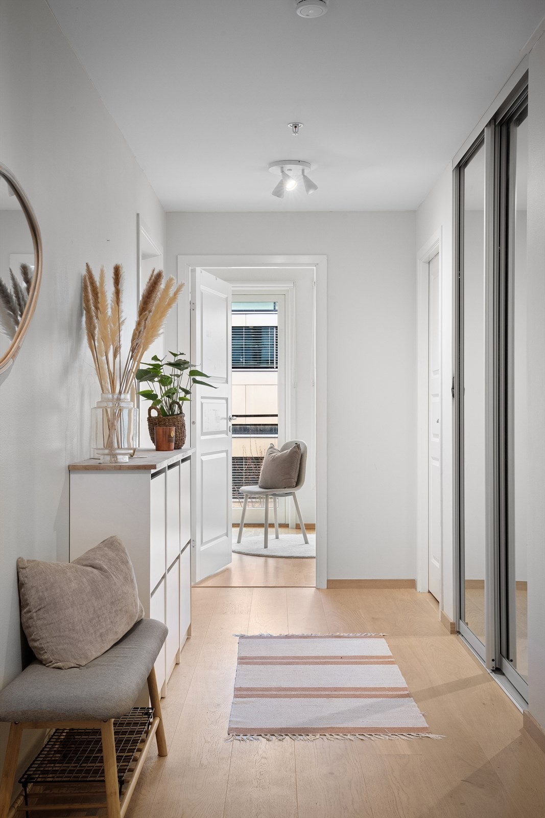 Gjennomgående parkett og malte flater gir et helhetlig og tidsriktig inntrykk. Galleribilde