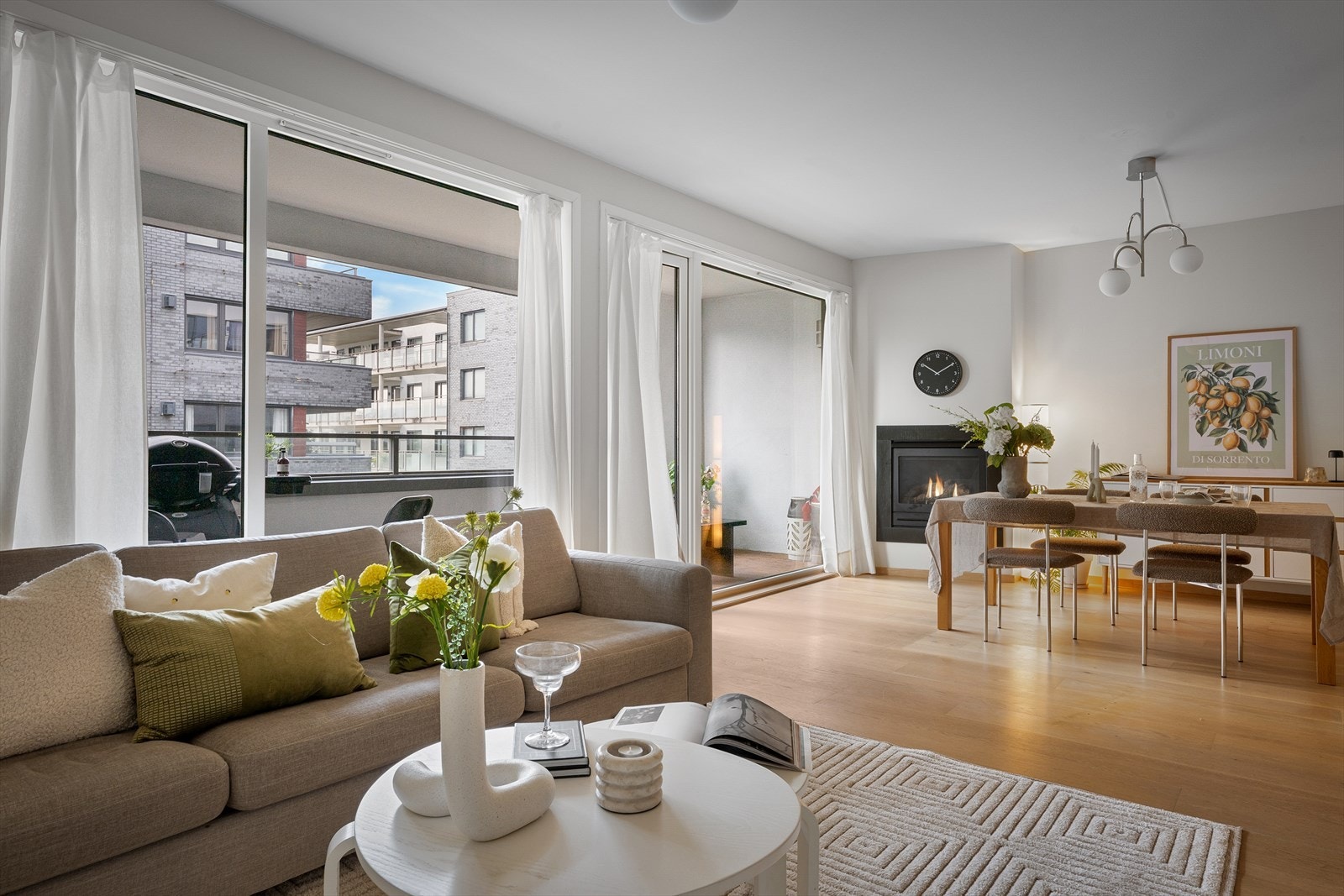 Velkommen til Laberget 40C! En gjennomgående leilighet på 90 m² med åpen stue- og kjøkkenløsning og utgang til en av to balkonger. Galleribilde