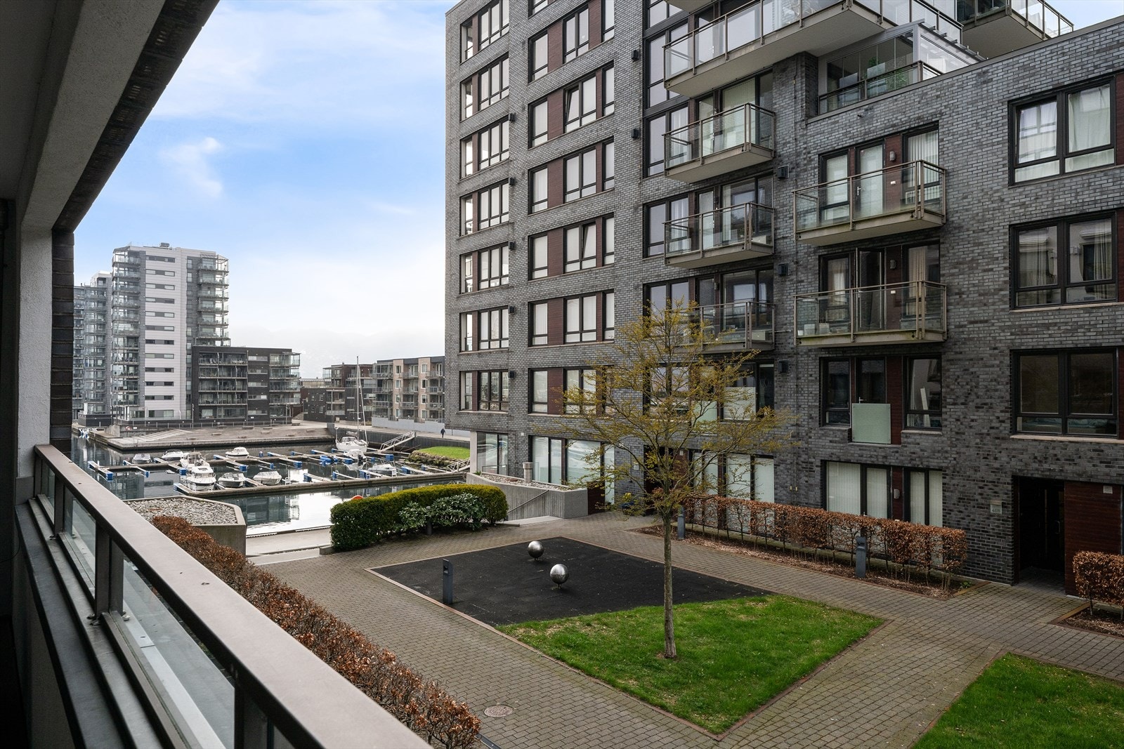Utsikt over de pent opparbeidede uteområdene og marinaen. Galleribilde