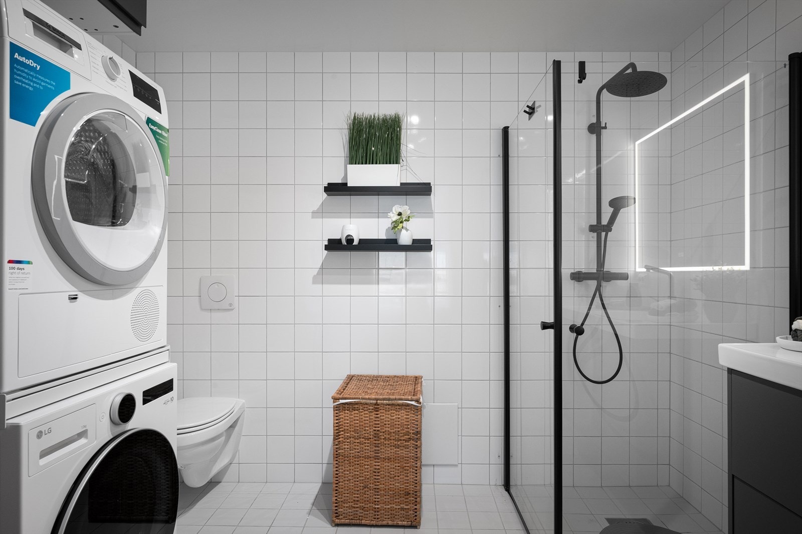 Badet har vannbåren gulvvarme, vegghengt toalett og dusjhjørne med glassdører. Opplegg for vaskemaskin og tørketrommel Galleribilde