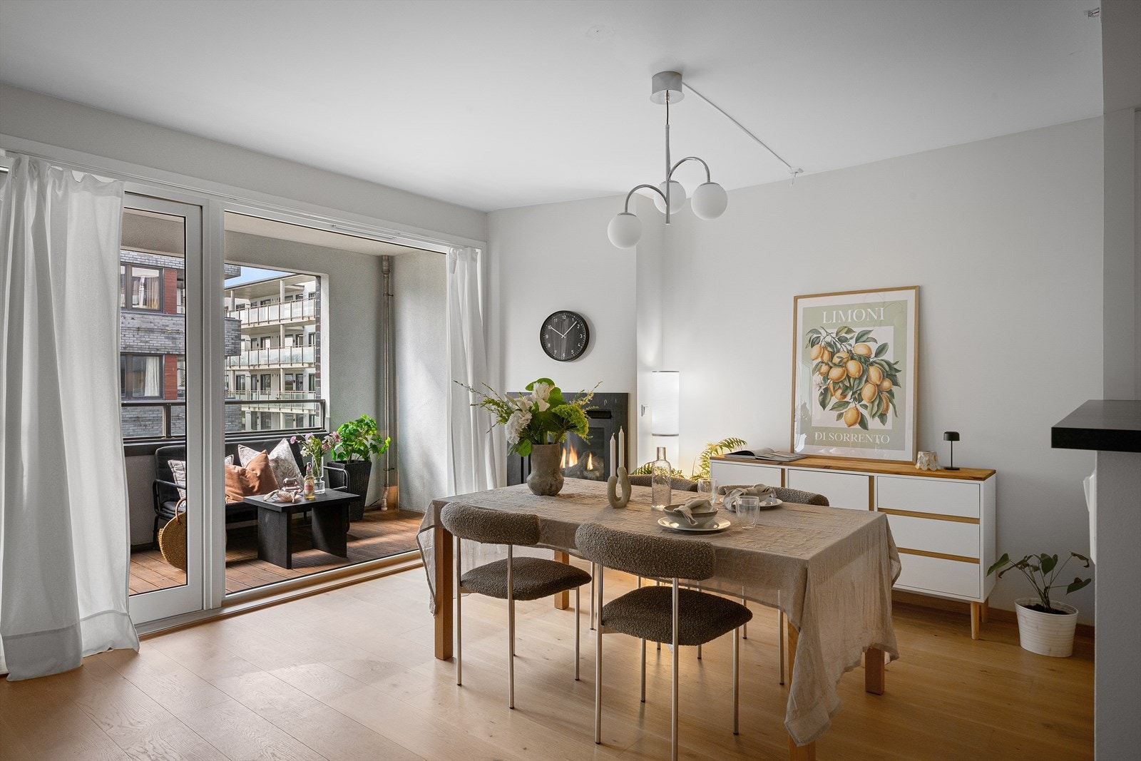 Fra stuen er det direkte utgang til balkongen. Gasspeis. Galleribilde