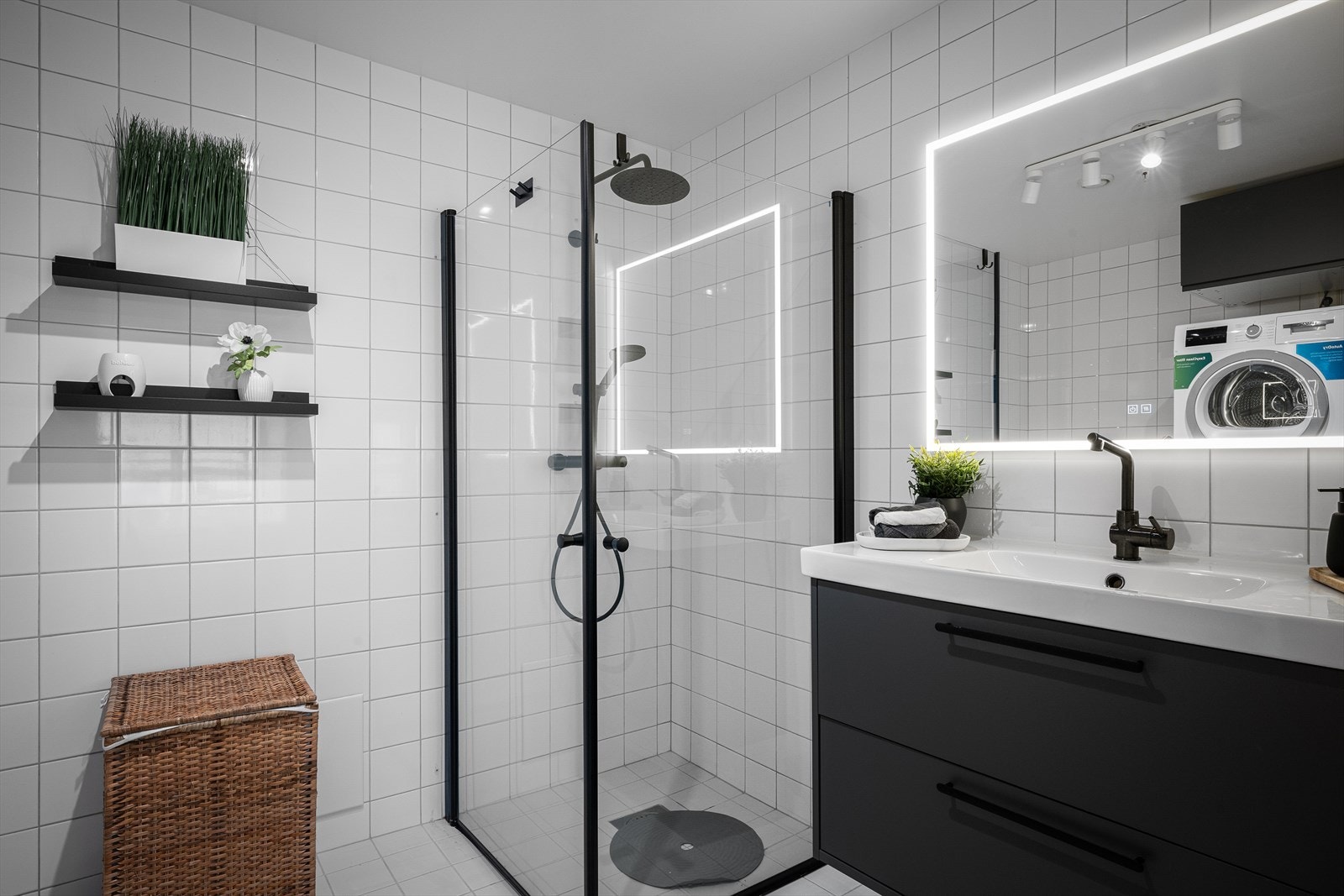 Badet har vannbåren gulvvarme, vegghengt toalett og dusjhjørne med glassdører. Opplegg for vaskemaskin og tørketrommel Galleribilde