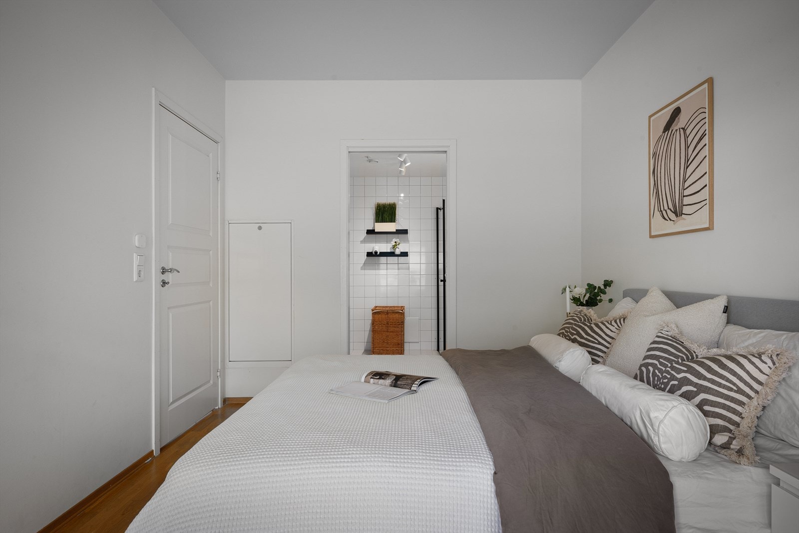 Hovedsoverommet med praktisk en-suite løsning. Galleribilde