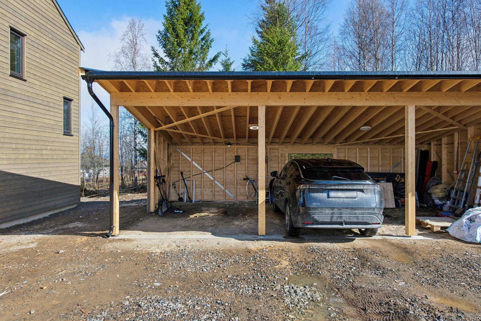 Carport på ca. 30 m² med to biloppstillingsplasser og installert elbillader, se punkt ferdigattest i salgsoppgaven. Galleribilde