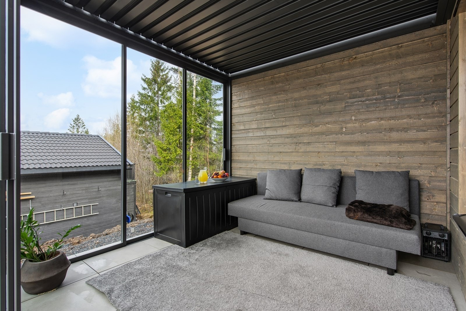 Her er det god plass til en sittegruppe, beskyttet for vær og vind. Galleribilde
