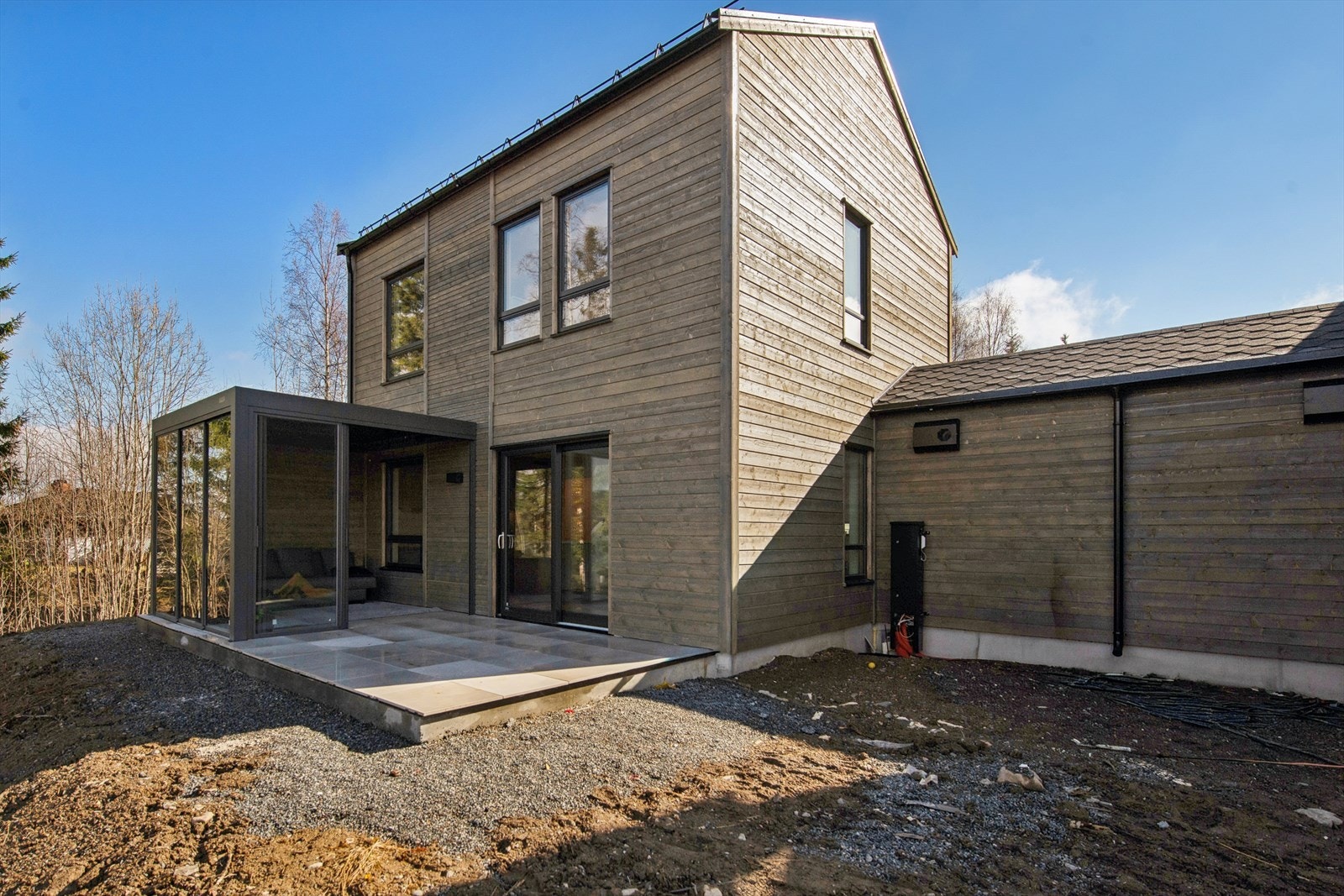 Boligen er bygget for moderne komfort med vannbåren gulvvarme og balansert ventilasjon. Fra stuen er det utgang til en vestvendt, flislagt uteplass. Galleribilde