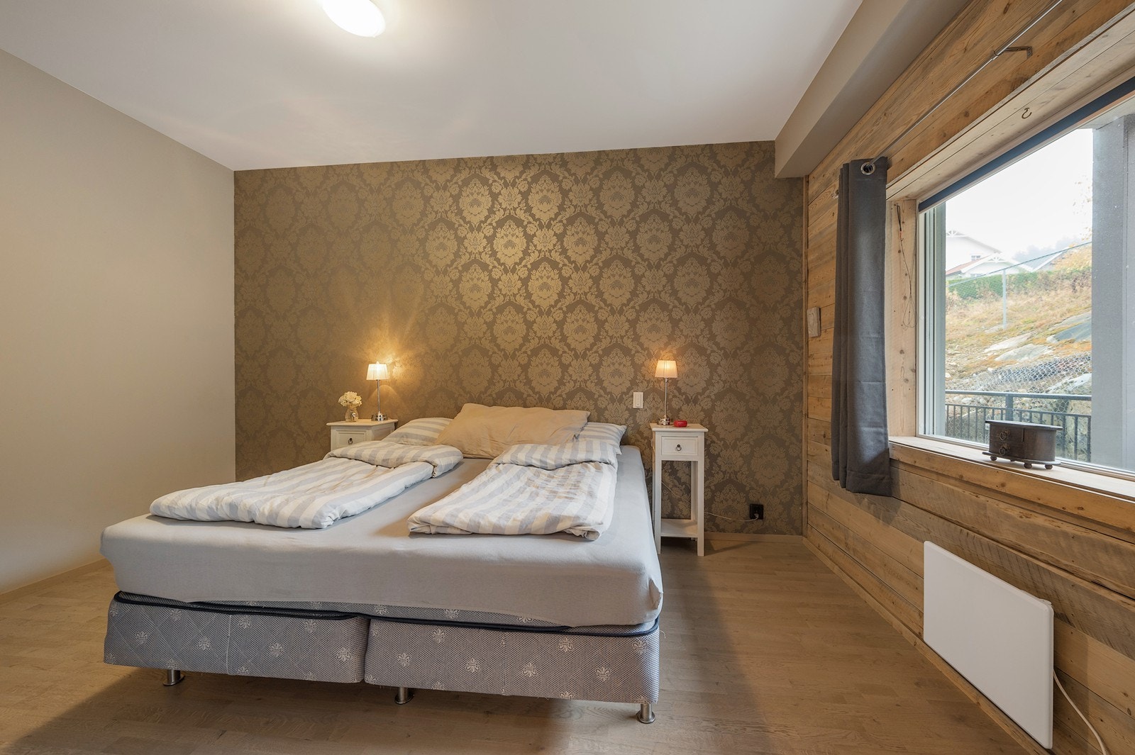 Leiligheten har to pene og funksjonelle soverom, begge med gode vindusflater som slipper inn rikelig med dagslys og gir gode luftemuligheter. Galleribilde