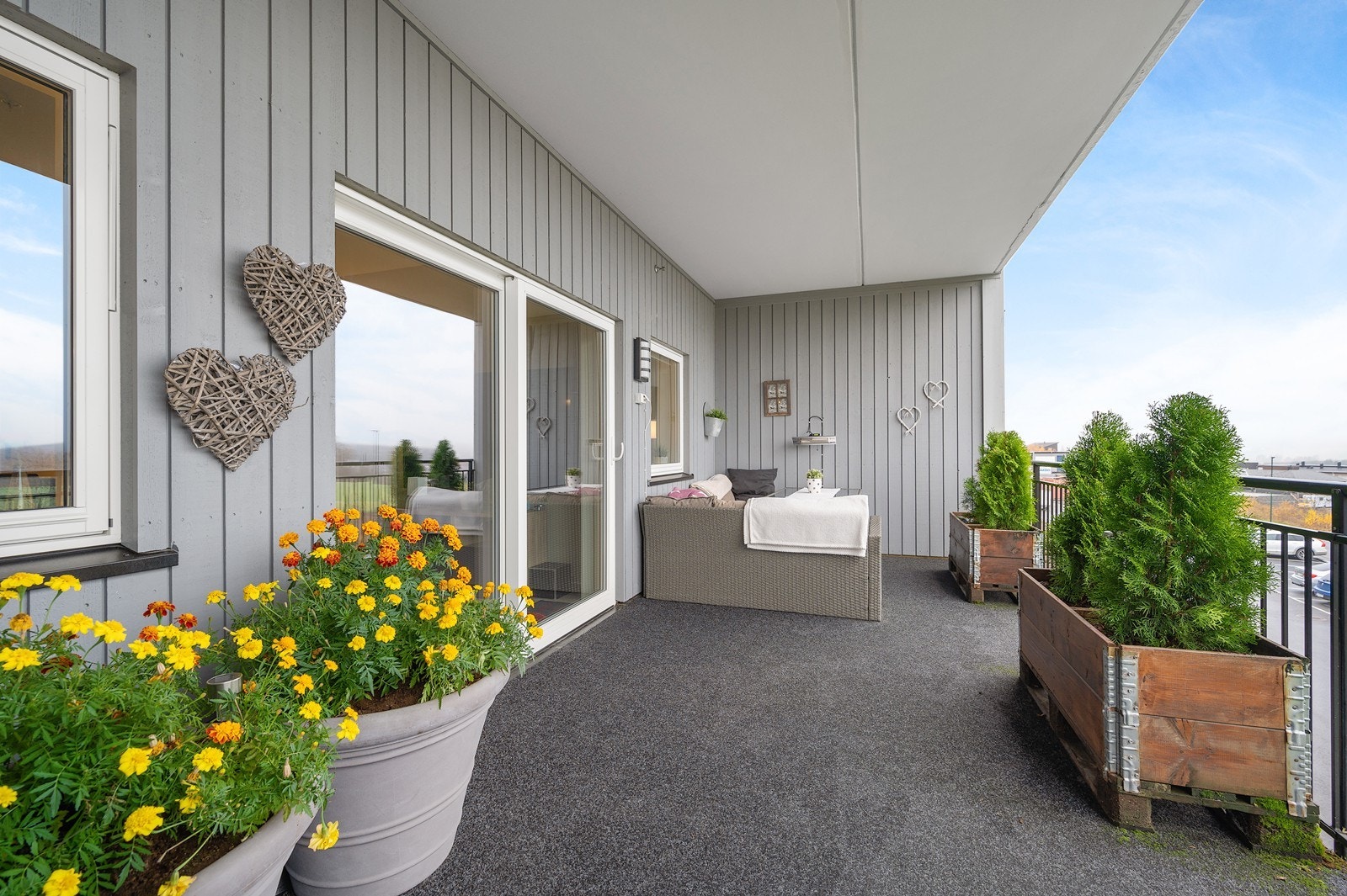 Overbygget gir mulighet for bruk i store deler av året, og det er god plass til både sittegrupper, grill og beplantning. Galleribilde