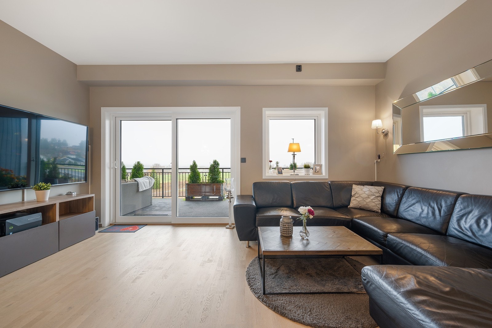 Store vindusflater gir rikelig med naturlig lys og skaper en behagelig atmosfære. Fra stuen er det direkte utgang til verandaen, som forlenger oppholdsarealet store deler av året. Galleribilde