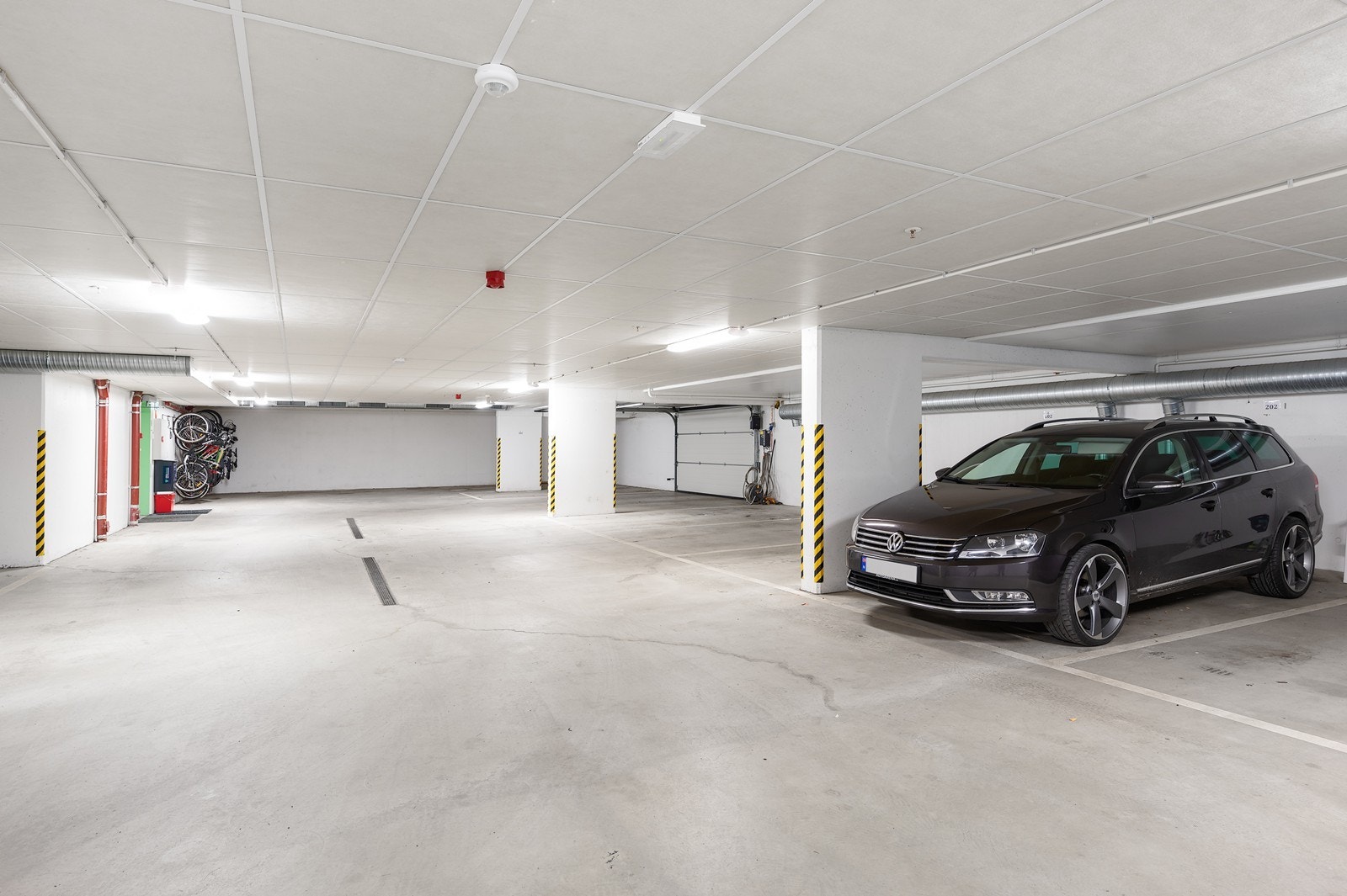 Leiligheten disponerer 1 parkeringsplass i garasjekjelleren. Galleribilde