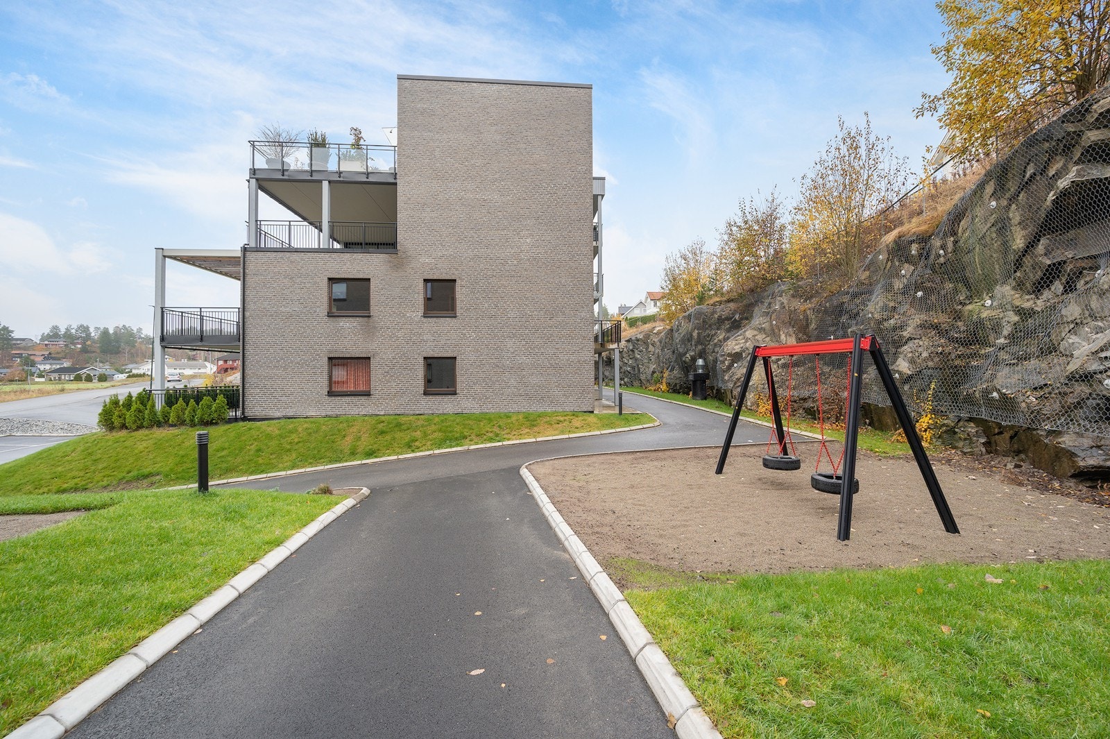 Skogen i bakkant av byggefeltet byr på turstier, vann, gapahuker og grillplasser. I nærområdet finnes også ballbinge, lekeplasser og oppgkjørte skiløyper på vinterstid. Galleribilde