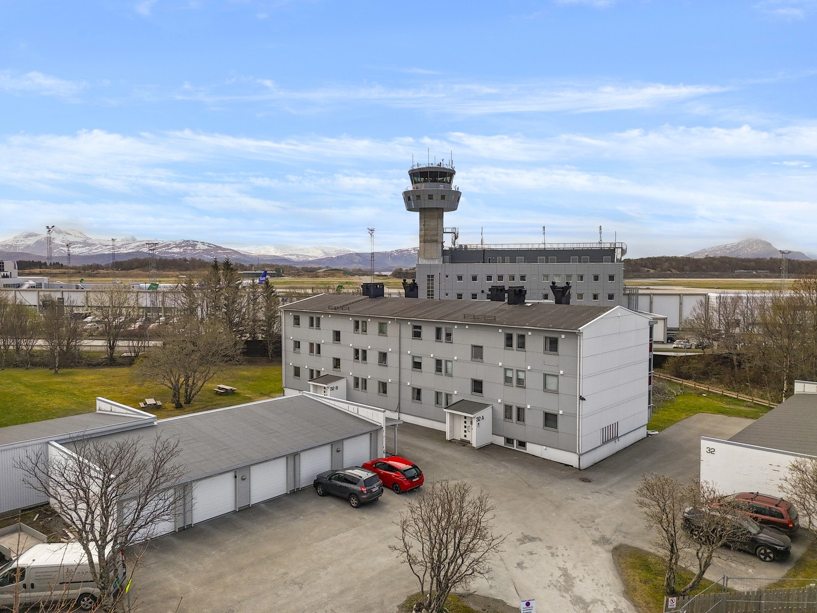 Attraktiv beliggenhet i Vestbyen med et bredt utvalg tilbud i nærheten og kort vei til sentrum. Gode nussforbindelser fra Bodø lufthavn like ved Galleribilde