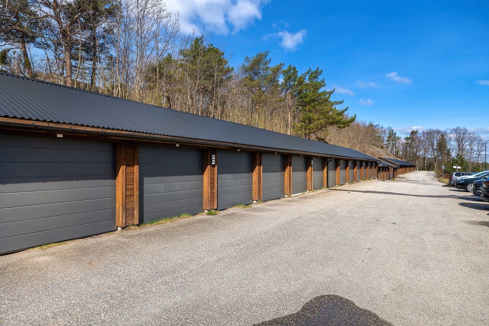 Garasjeplass i rekke som følger med Galleribilde