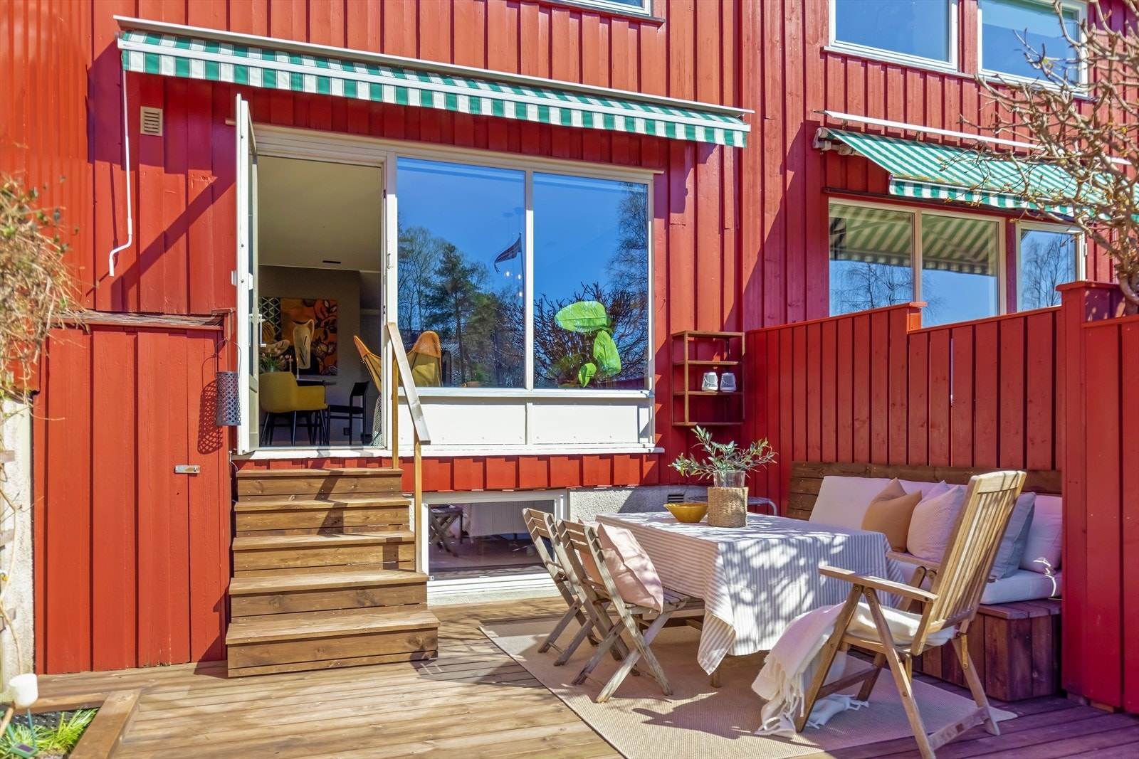 Terrassen er et hyggelig samlingspunkt med god plass til utemøbler og grill. Galleribilde