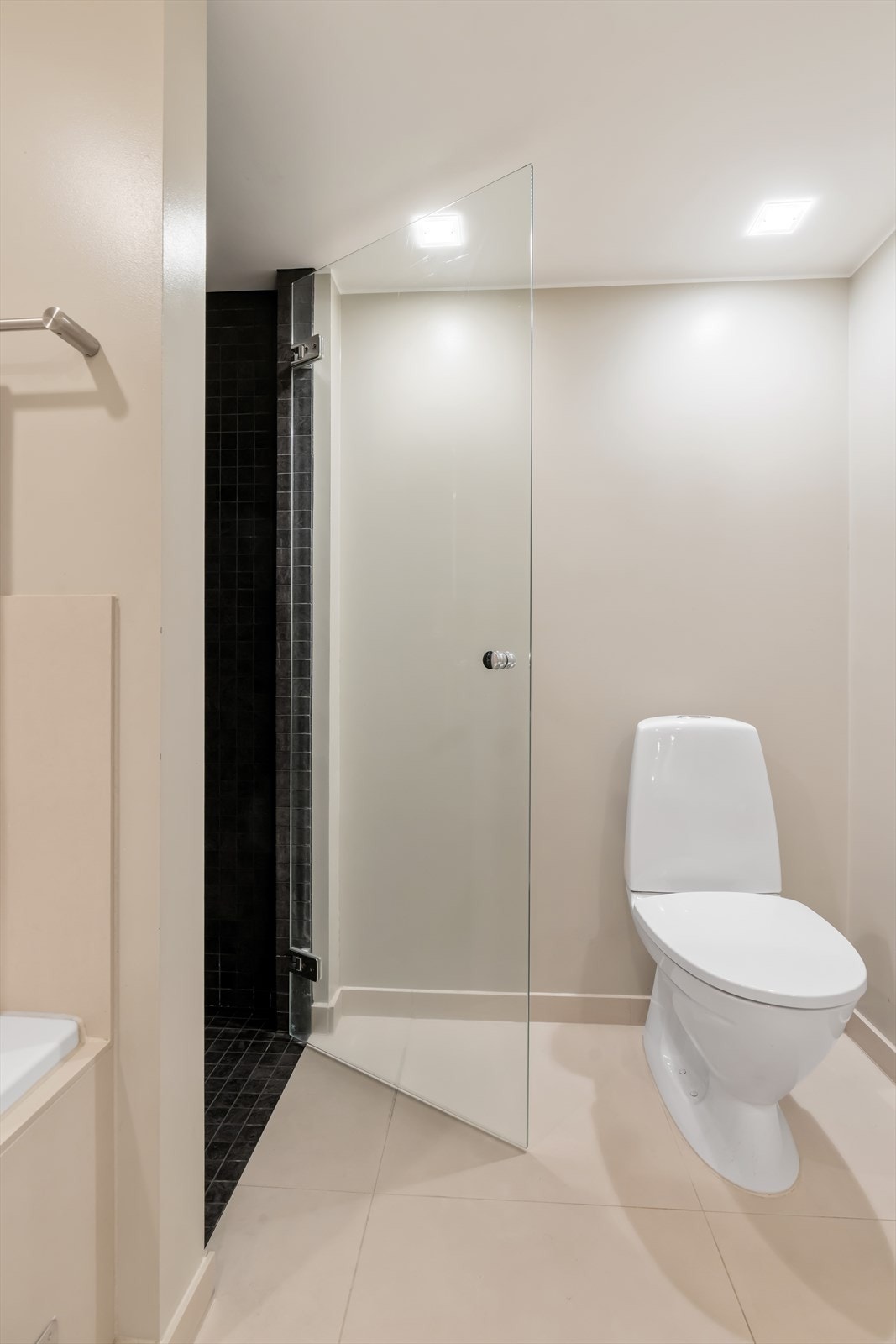 Badet har fliser på gulv og vegger, og elektriske varmekabler for økt komfort. Galleribilde