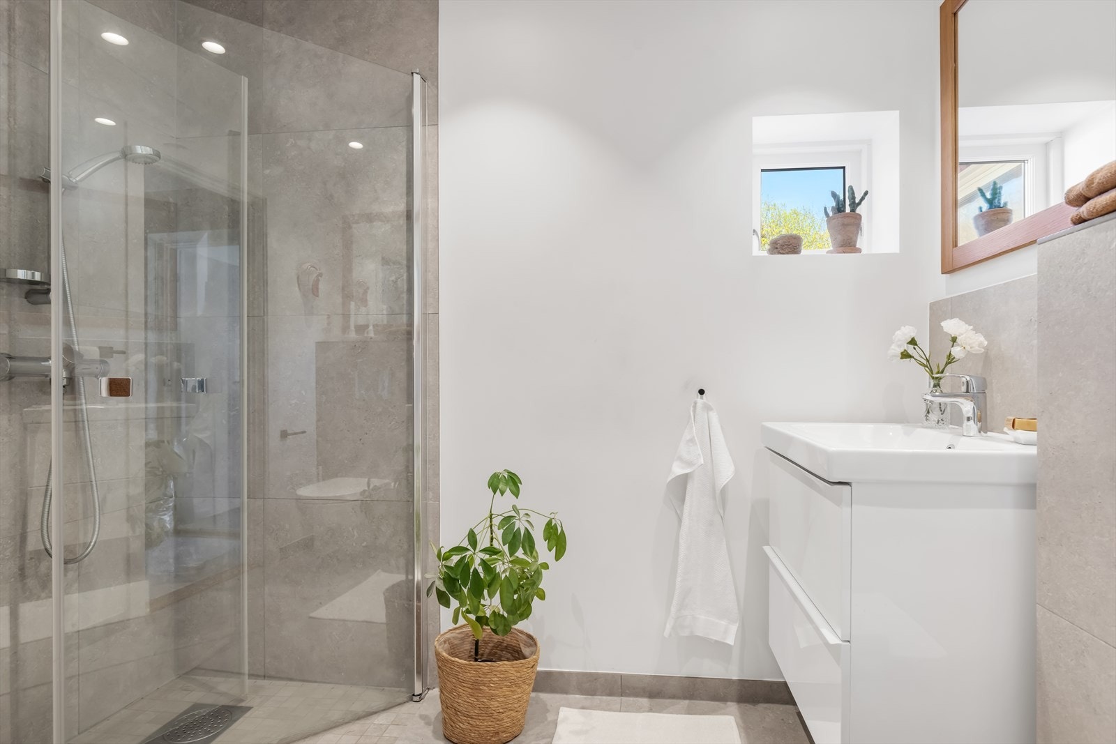 Dusjhjørne med glassvegger og innfelte downlights i taket. Galleribilde