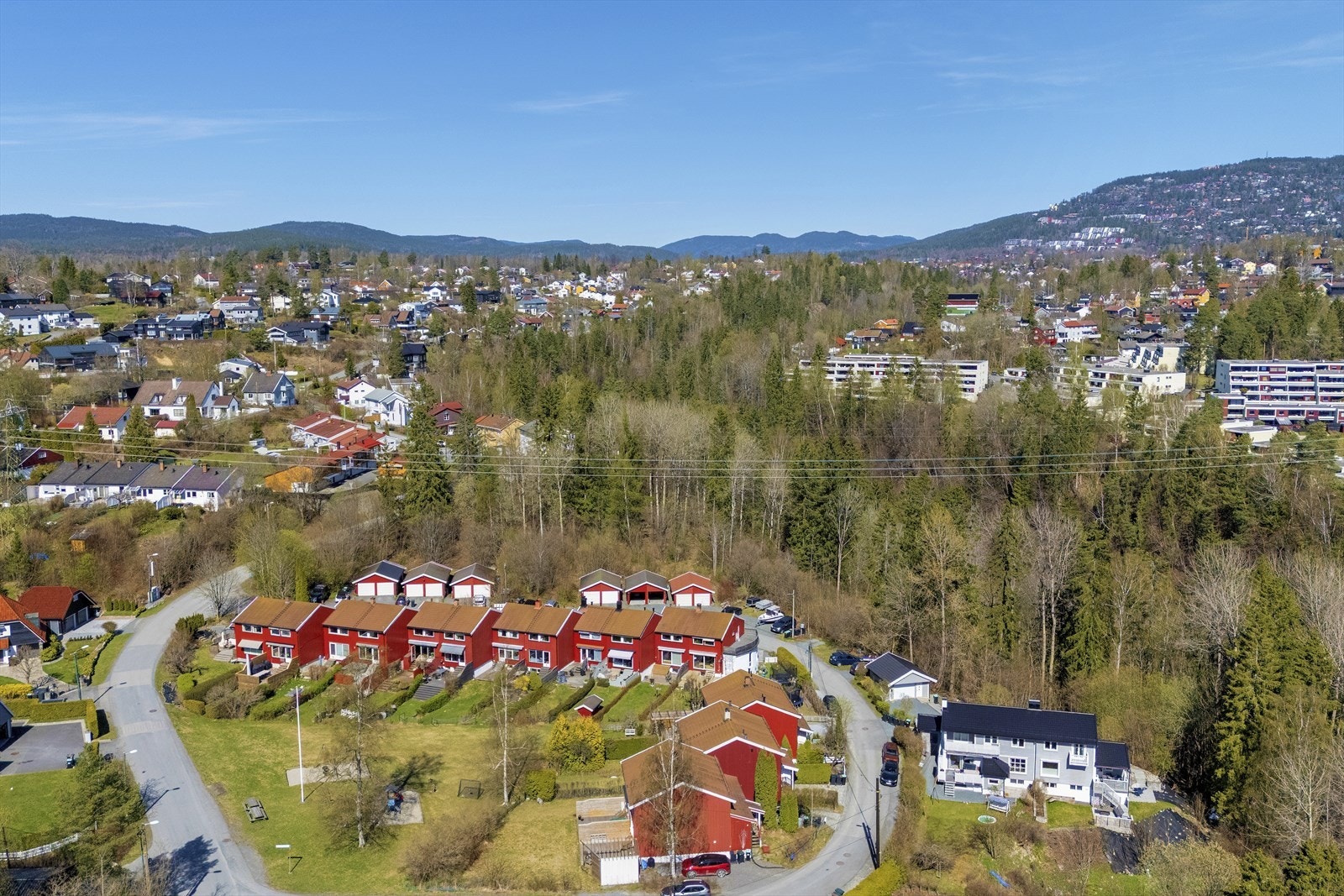 Kort vei til Østerås Senter, som ligger kun ca 6 minutter unna med bil og tilbyr blant annet butikker og Vinmonopol. Galleribilde
