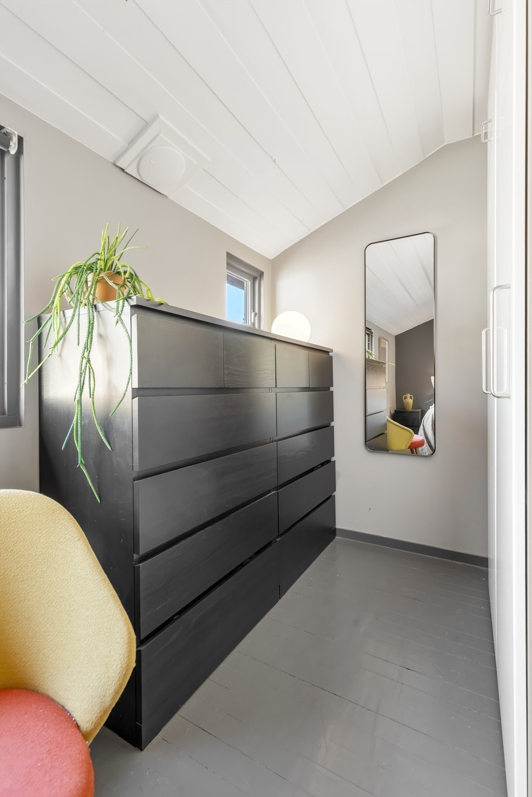Rommet har plass til både seng og oppbevaringsmøbler, med himling i trepanel. Galleribilde