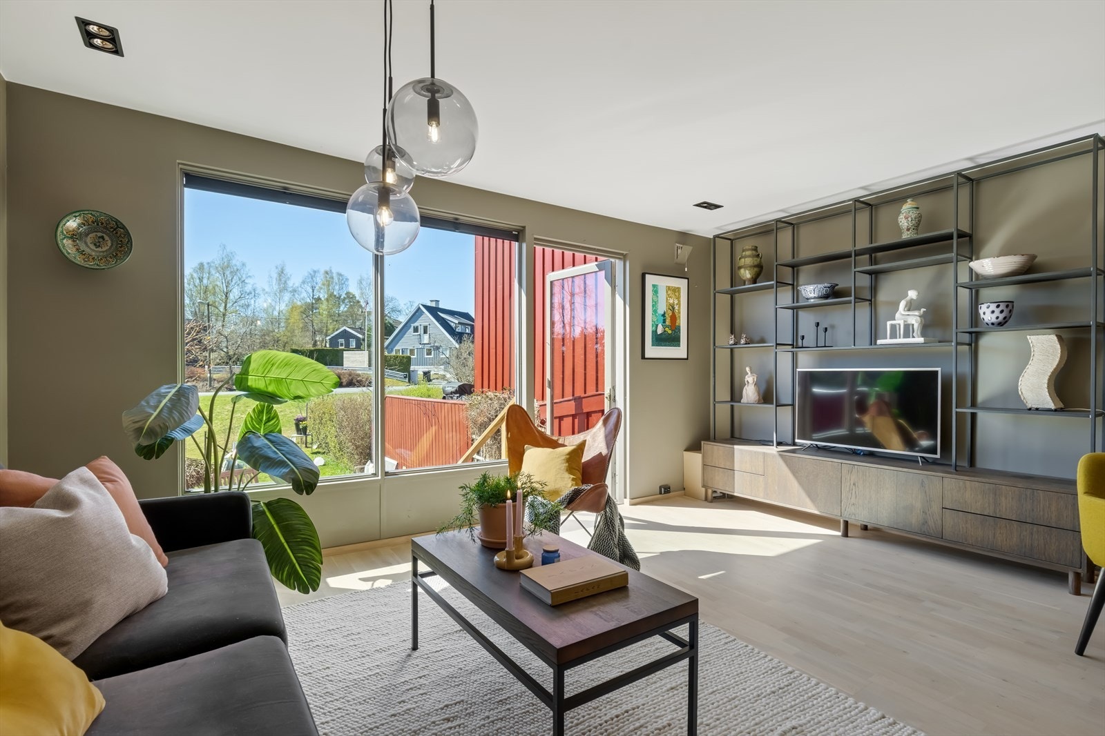 Stuen har store vindusflater som slipper inn rikelig med lys, og direkte utgang til terrassen. Galleribilde