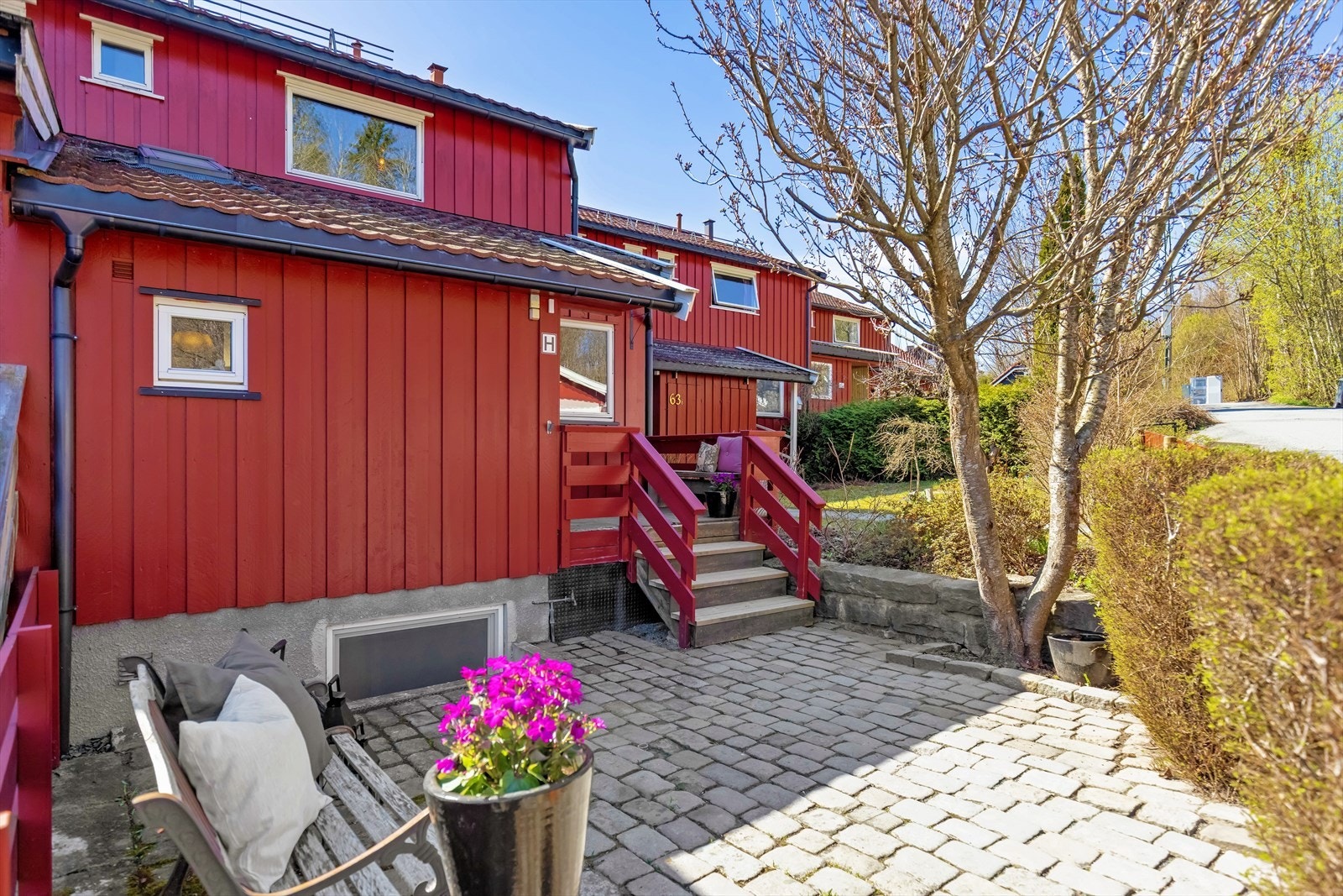 Hyggelig, steinbelagt uteplass ved inngangspartiet. Galleribilde