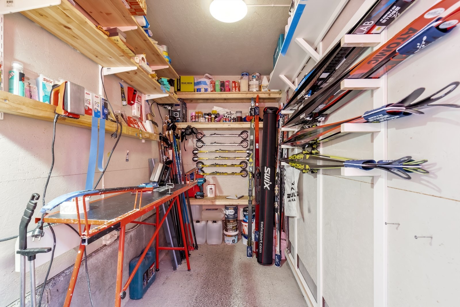 I garasjen er det en praktisk bod, ideell for oppbevaring av ski, dekk og sportsutstyr. I tillegg er det vedbod. Galleribilde