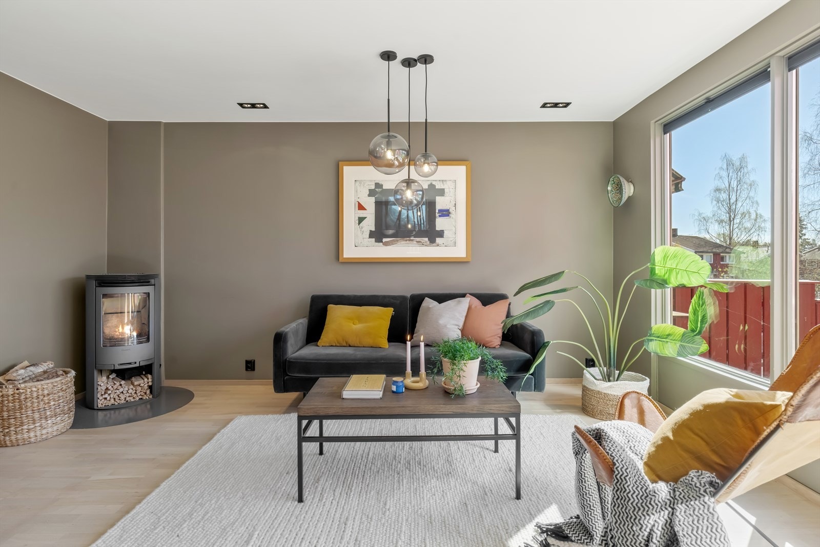 En moderne vedovn gir både hygge og effektiv varme på kalde dager. Galleribilde