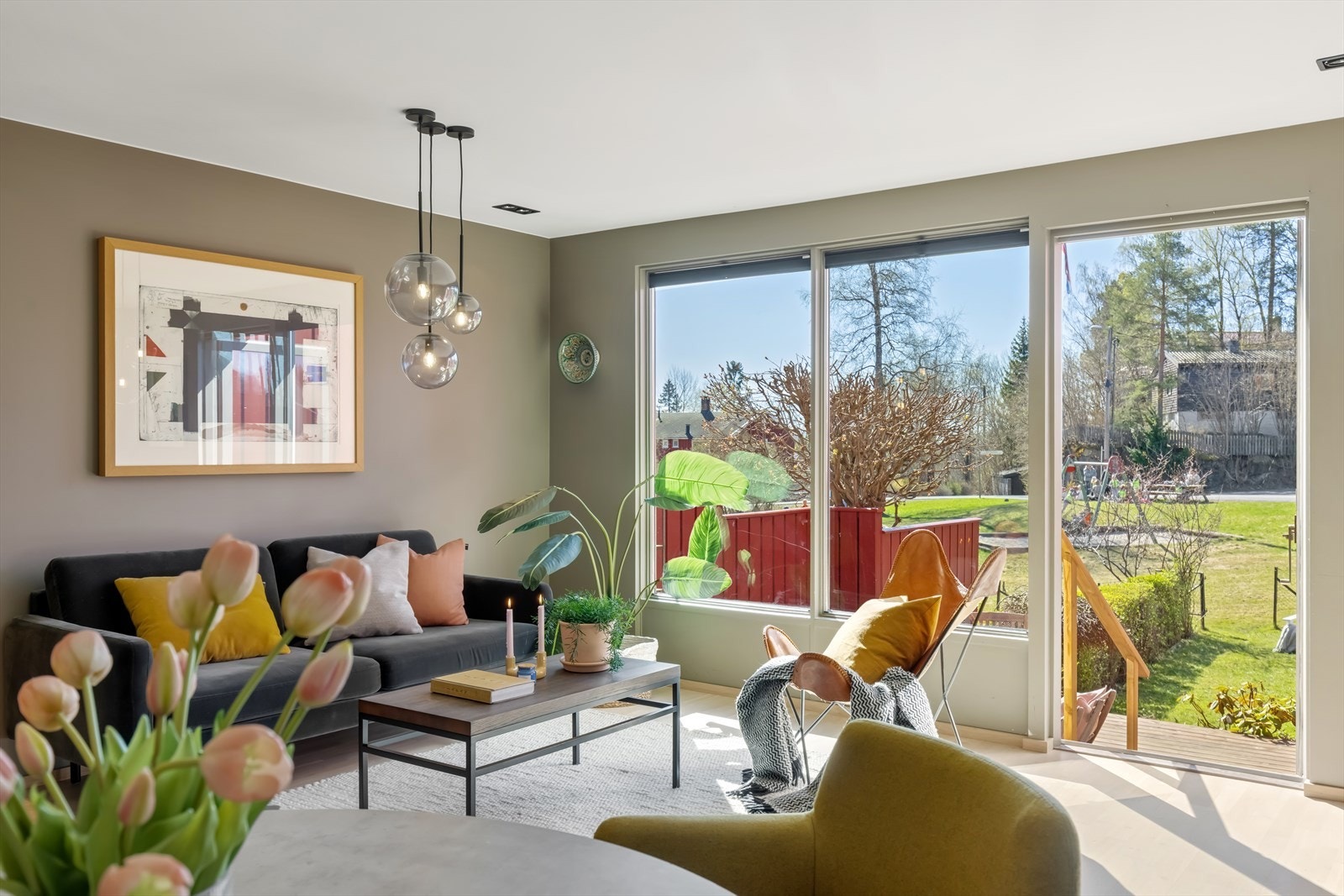 Fra stuen er det utgang til en terrasse på ca. 18 m², som blir en naturlig forlengelse av boligen på sommerstid. Galleribilde