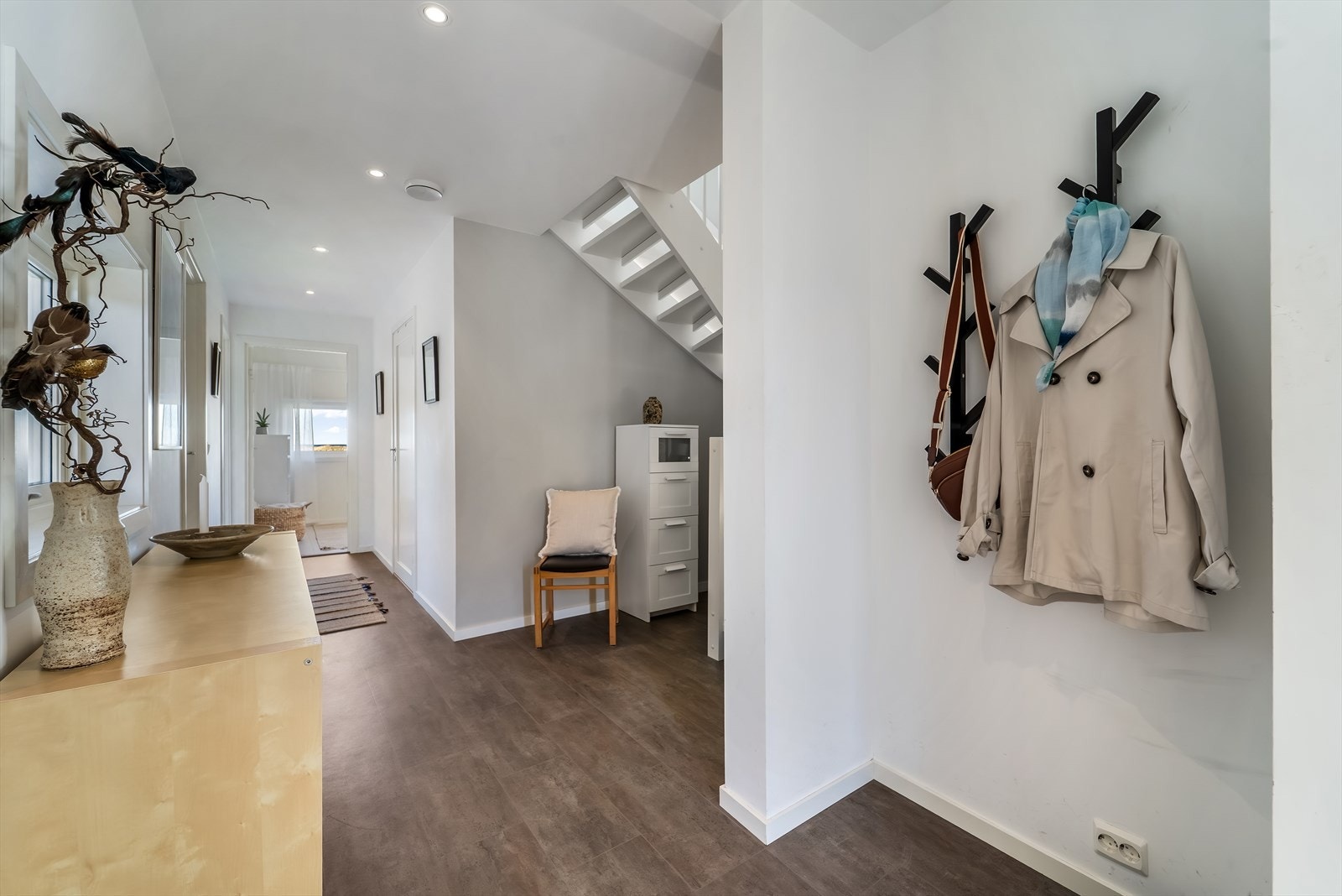 Gang i 1. etasje. Trappen fører opp til stua. Galleribilde