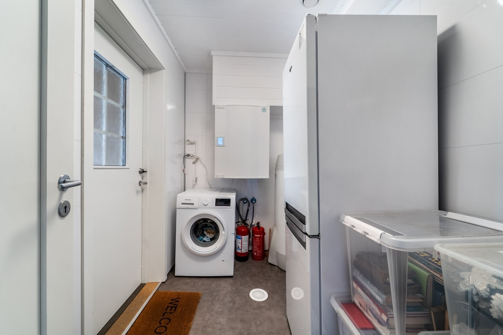 Vaskerom i 1. etasje med utgang til carporten. Galleribilde