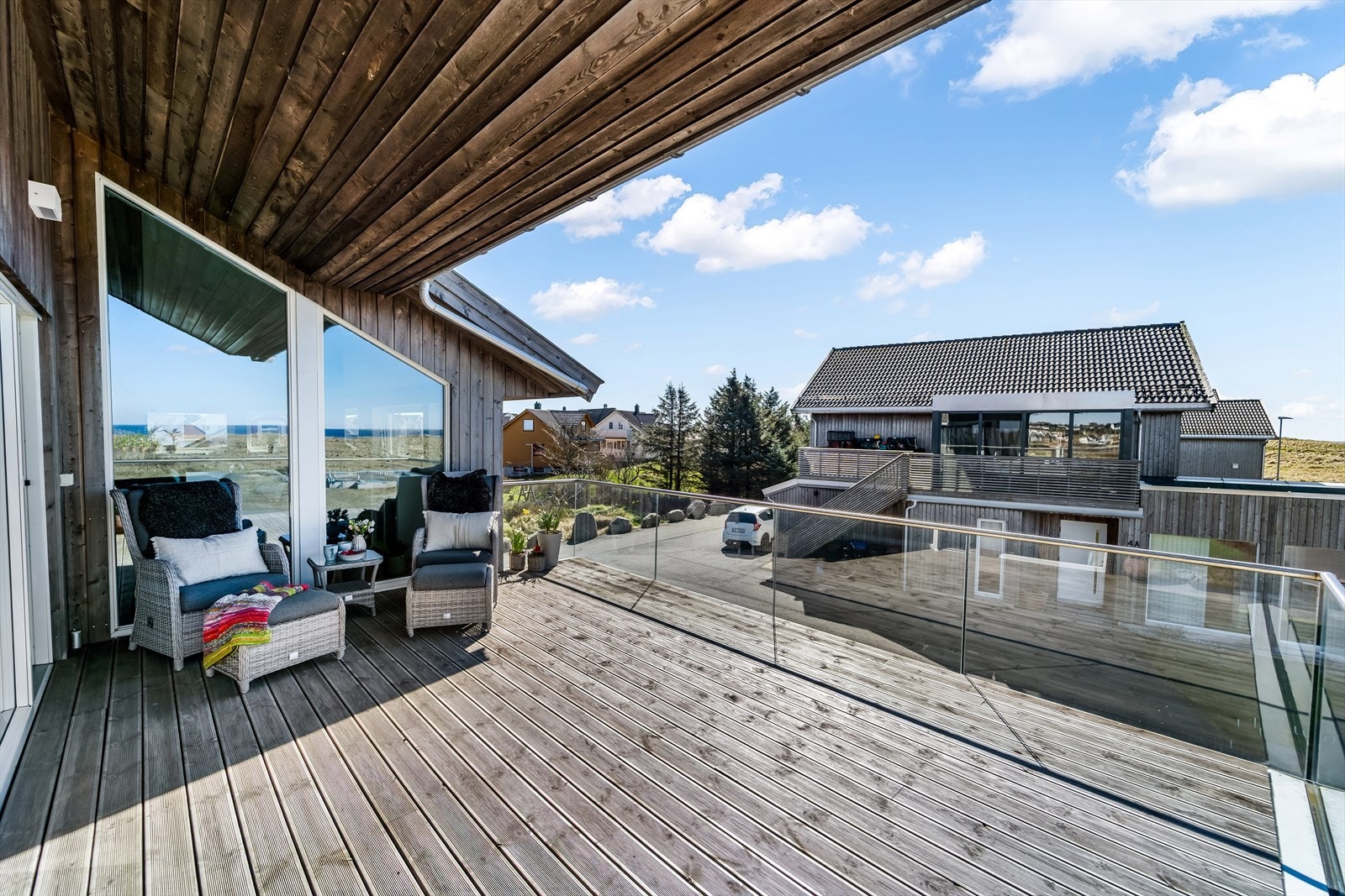 Stor solrik terrasse med utgang fra stua Galleribilde