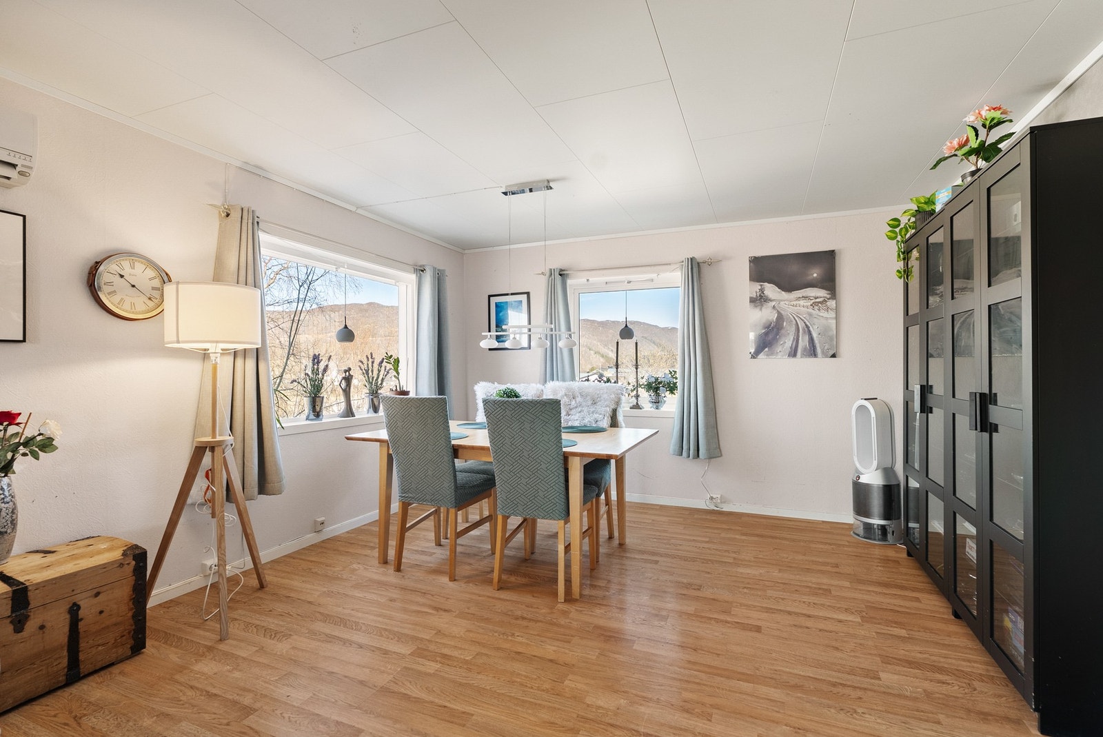 God plass til spisestue for sosiale stunder. Galleribilde