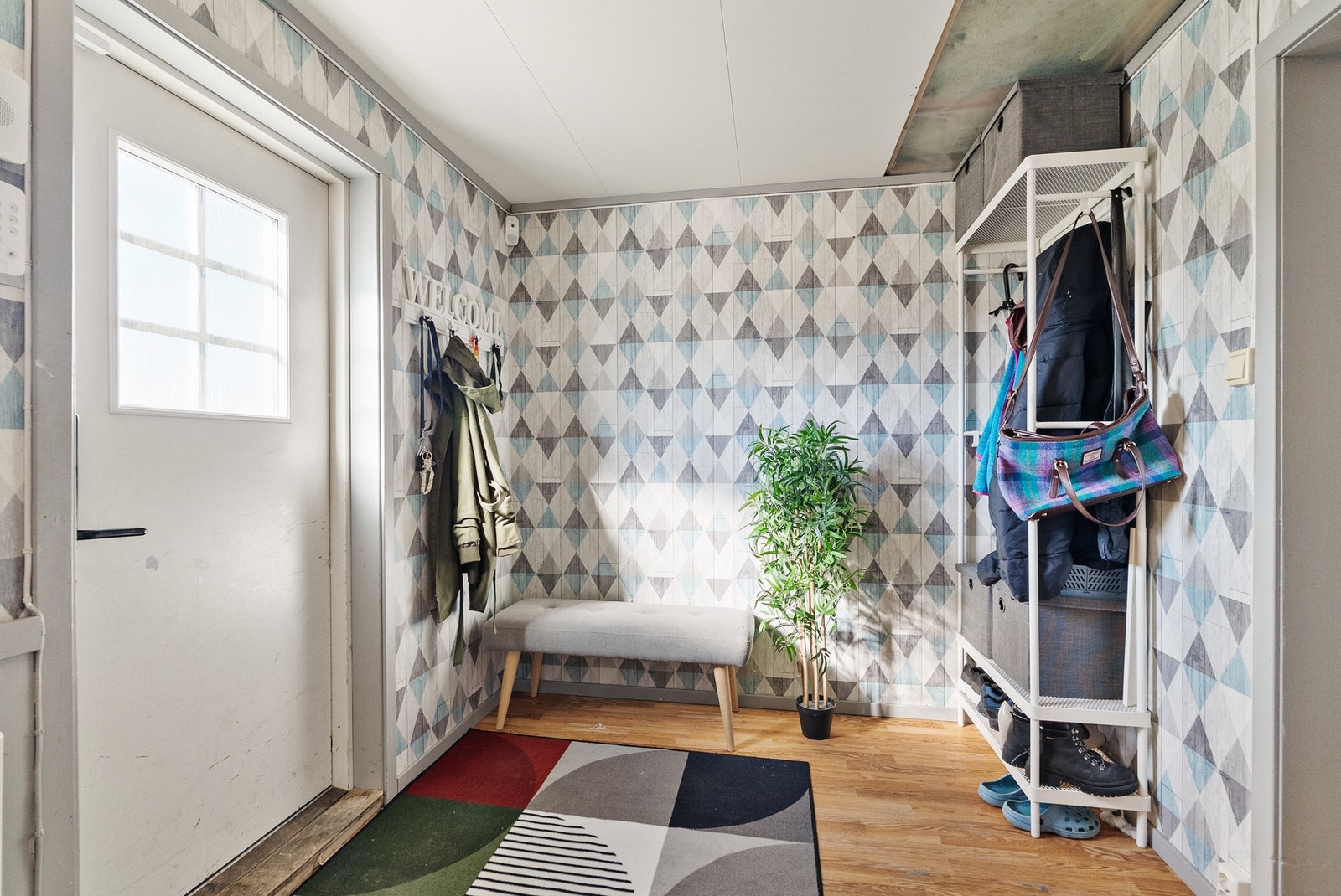 Velkommen inn! Entré med plass til klesoppheng langs vegg. Galleribilde