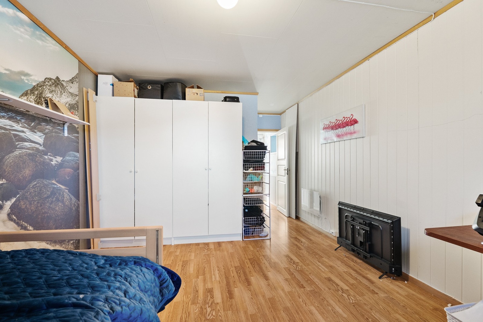 God plass til garderobeskap på soverommet. Galleribilde