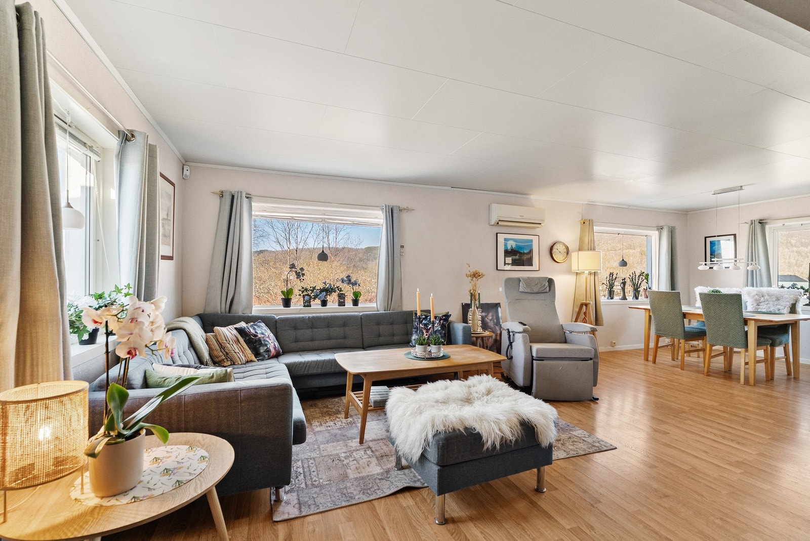 Romslig stue med god plass til sofagruppe og spisestue. Galleribilde