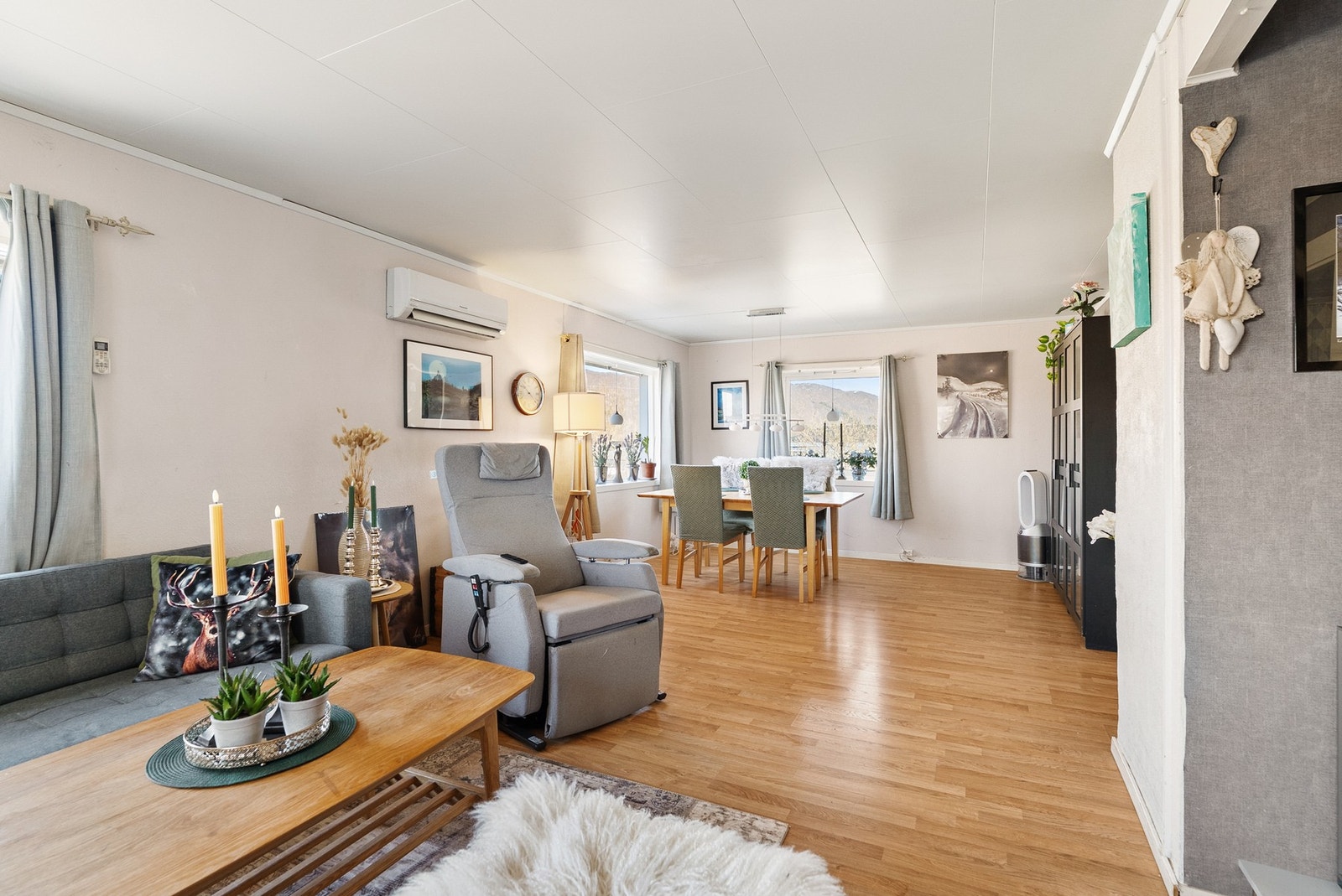 Det er luft-til-luft varmepumpe som gir god varmegjenvinning i rommet. Galleribilde