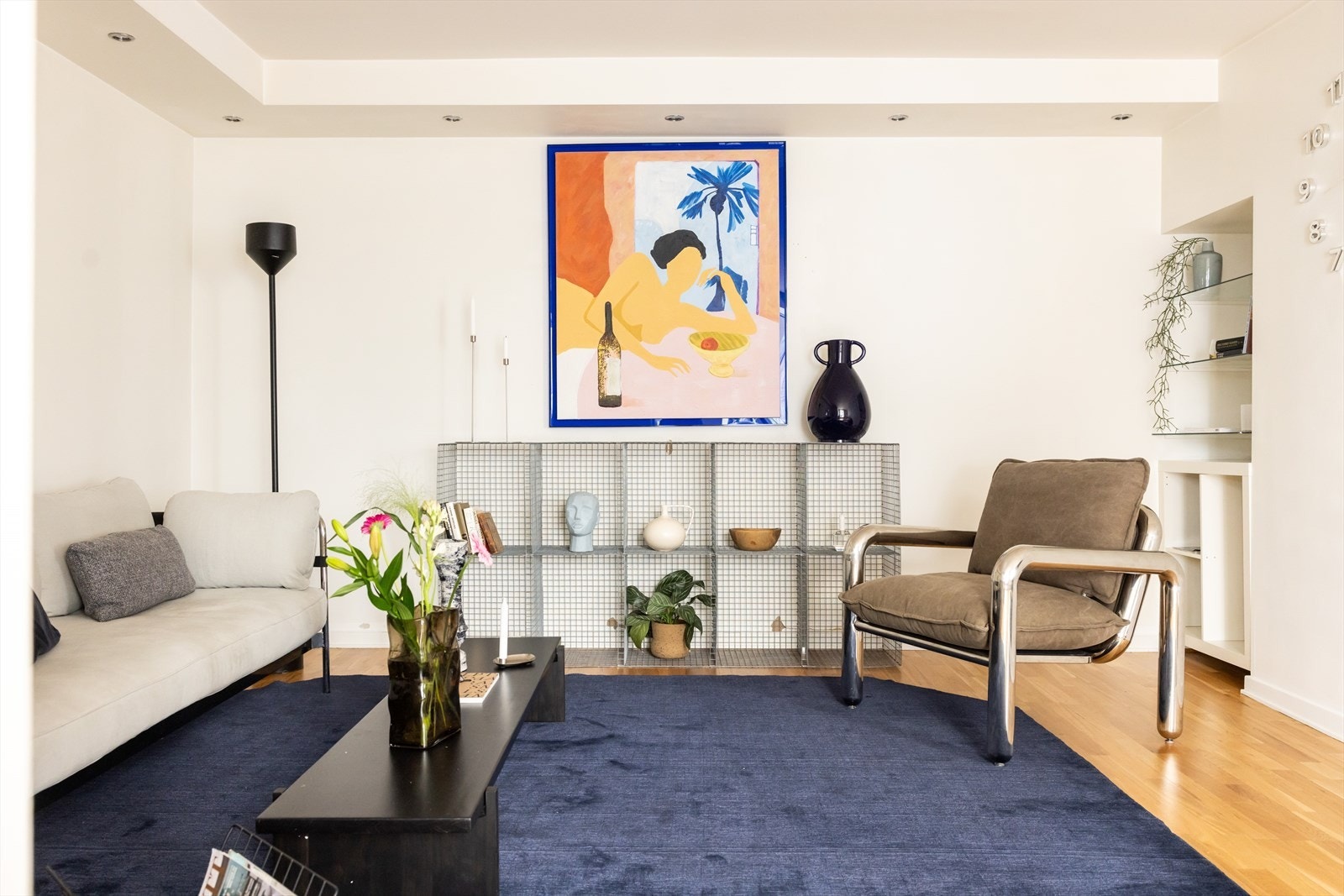 Stuen har naturlig plass til sofagruppe og tv-møblement. Internett er inkl. i fellesutgifter. Galleribilde