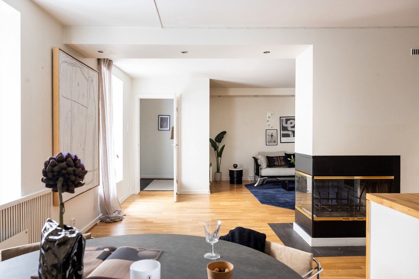 Stort oppholdsrom med gode, sosiale soner. Galleribilde