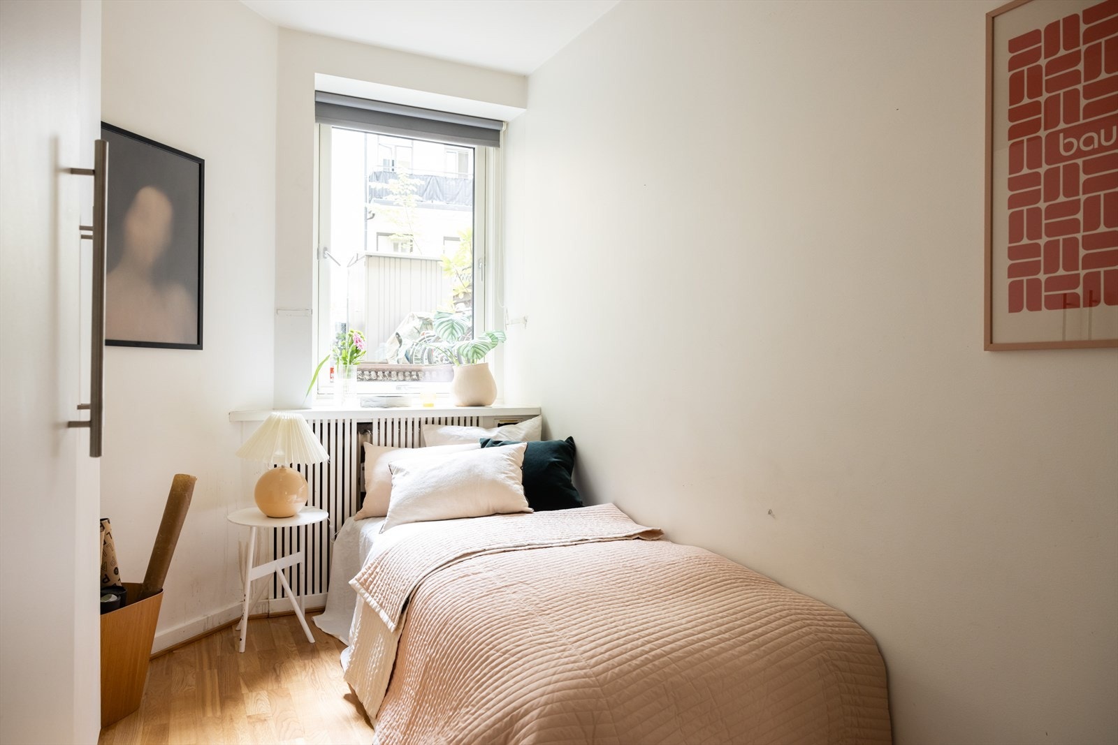 Lyst og fint soverom nr. 2 som vender mot rolig bakgård. Galleribilde