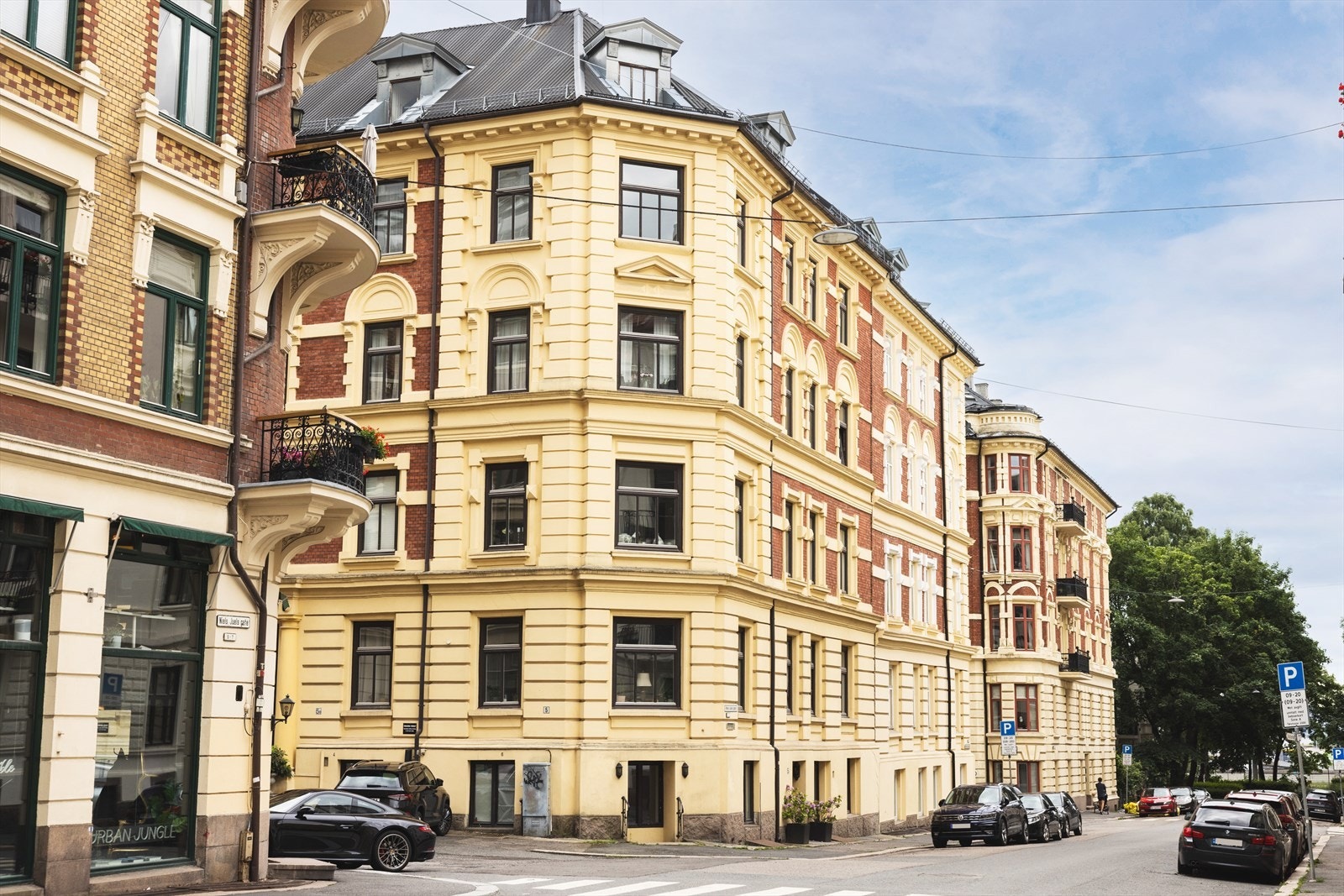 Sentral beliggenhet på populære Skillebekk. Her har du kort gange til et rikt utvalg av servicetilbud med små lokale nisjeforretninger, hyggelige kaféer og restauranter, samt trikk og buss og flotte parker. Galleribilde
